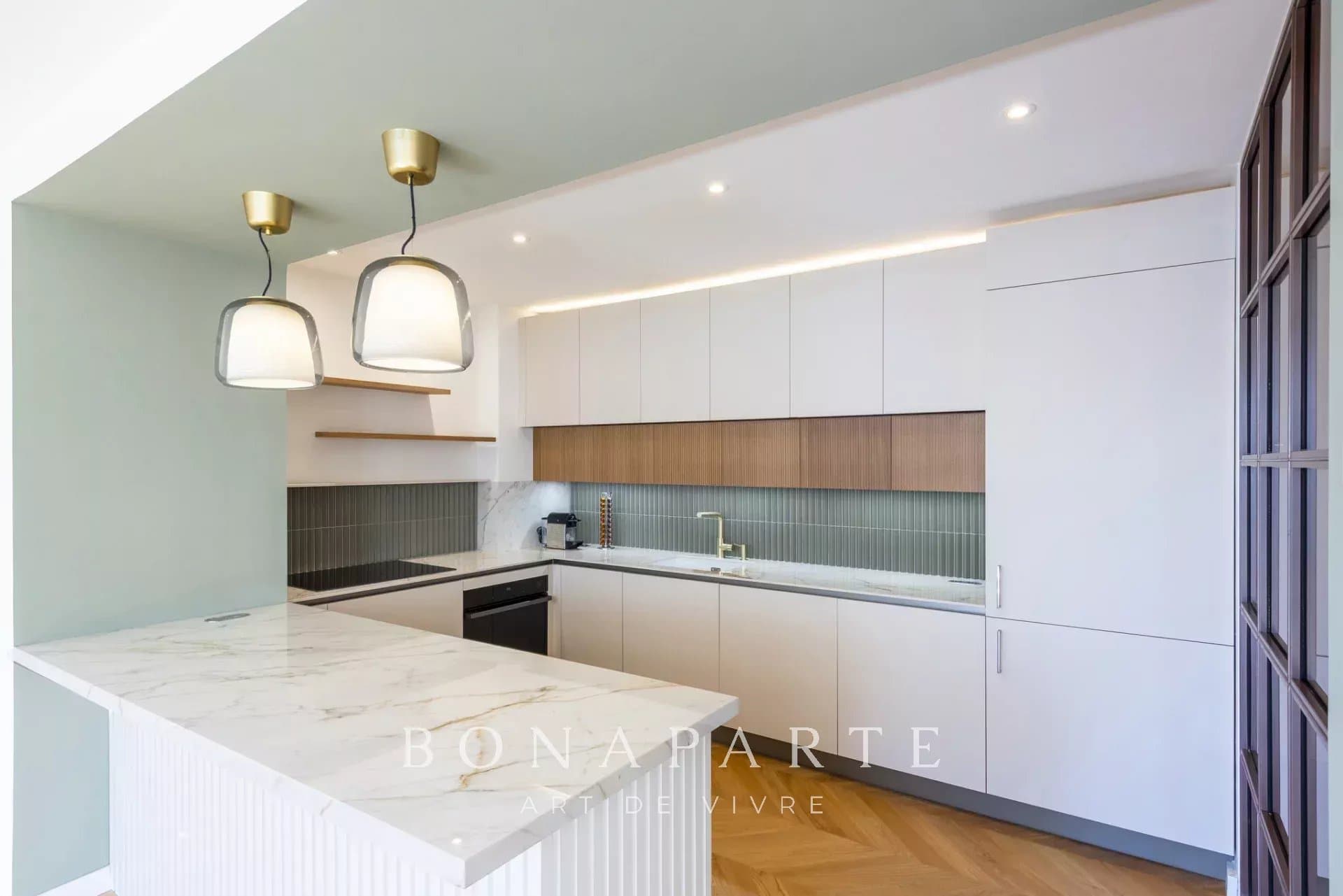 Magnifique cachet pour cet appartement T3 de 107m² situé en plein centre-ville à moins de 50m de la mer - Photo 4