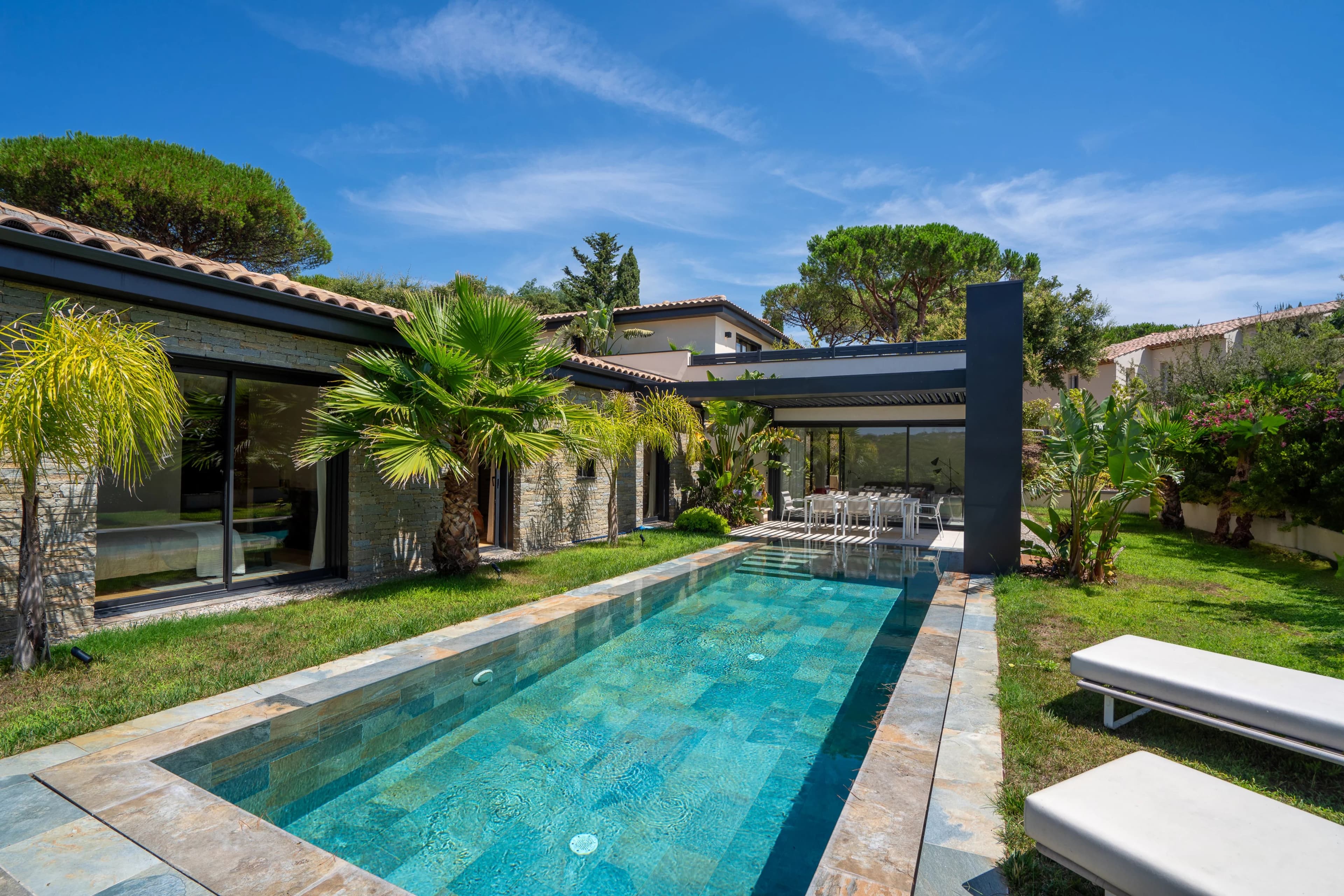 SAINTE-MAXIME - JOLIE VILLA CONTEMPORAINE DE 230m² - A PIEDS DE LA PLAGE DE LA NARTELLE - Photo 18