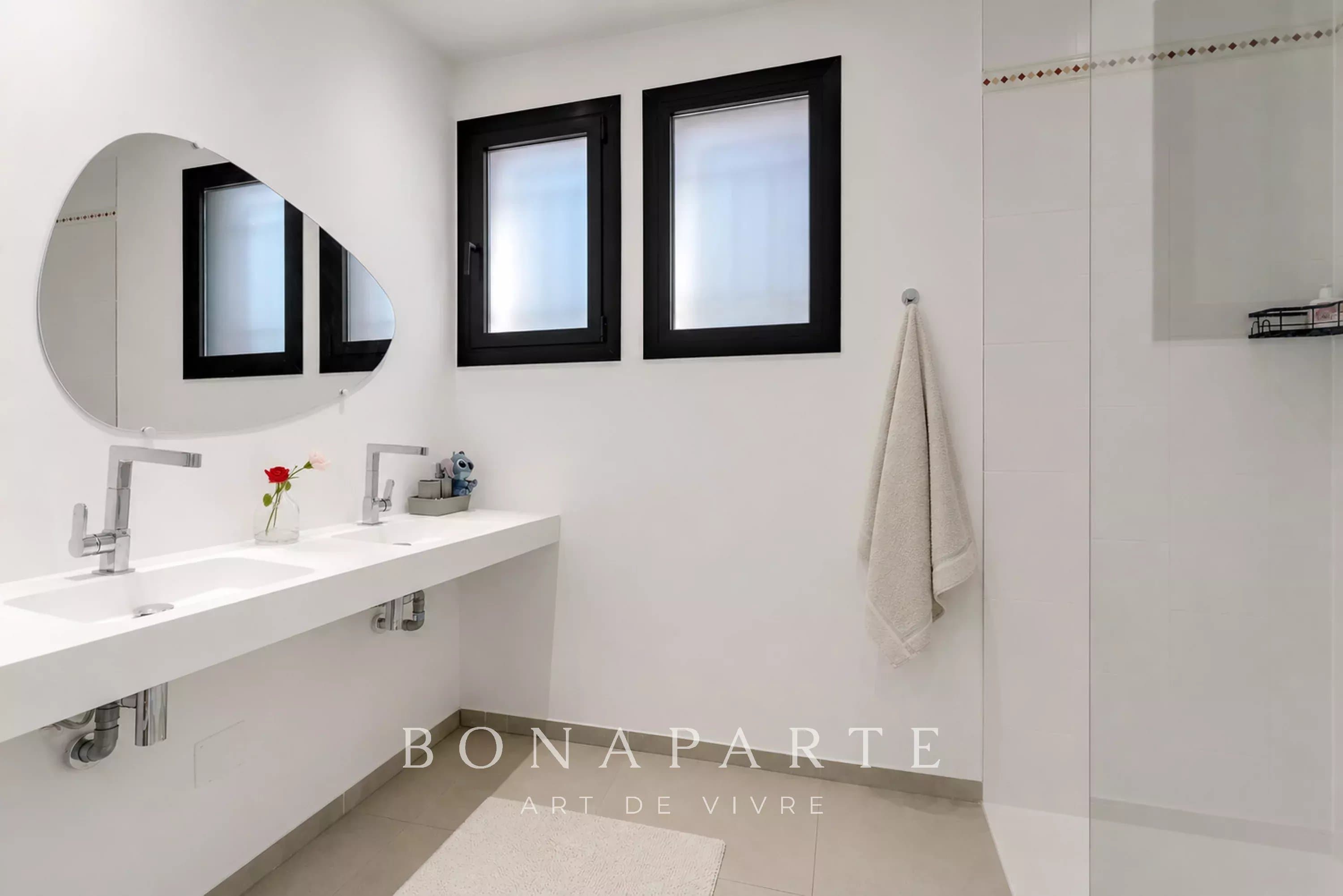 PROCHE SAINTE MAXIME - SPACIEUSE VILLA CONTEMPORAINE DE 4 CHAMBRES - Photo 16