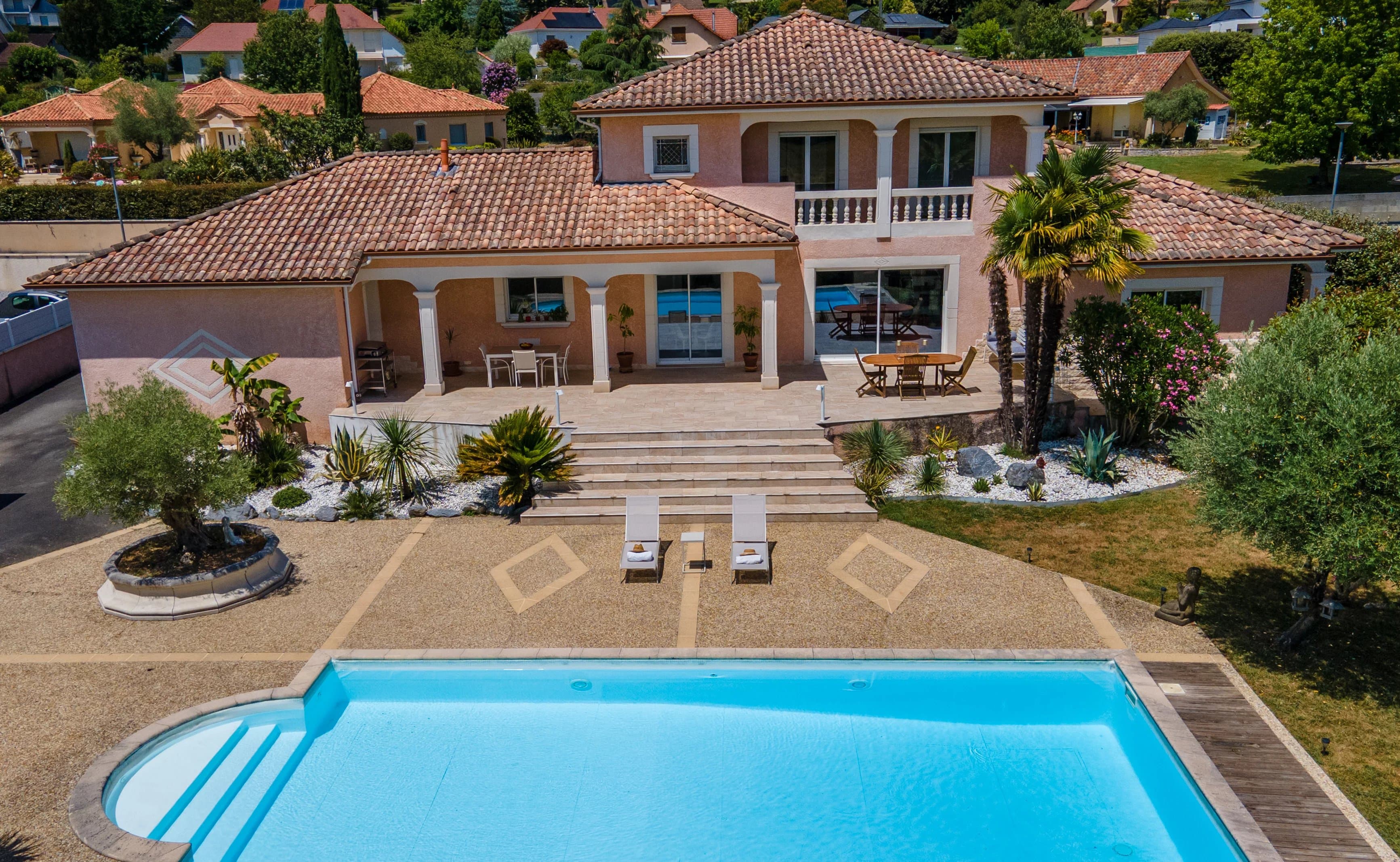 MONTARDON - Maison familiale rénovée avec piscine et vue dégagée - Photo 1