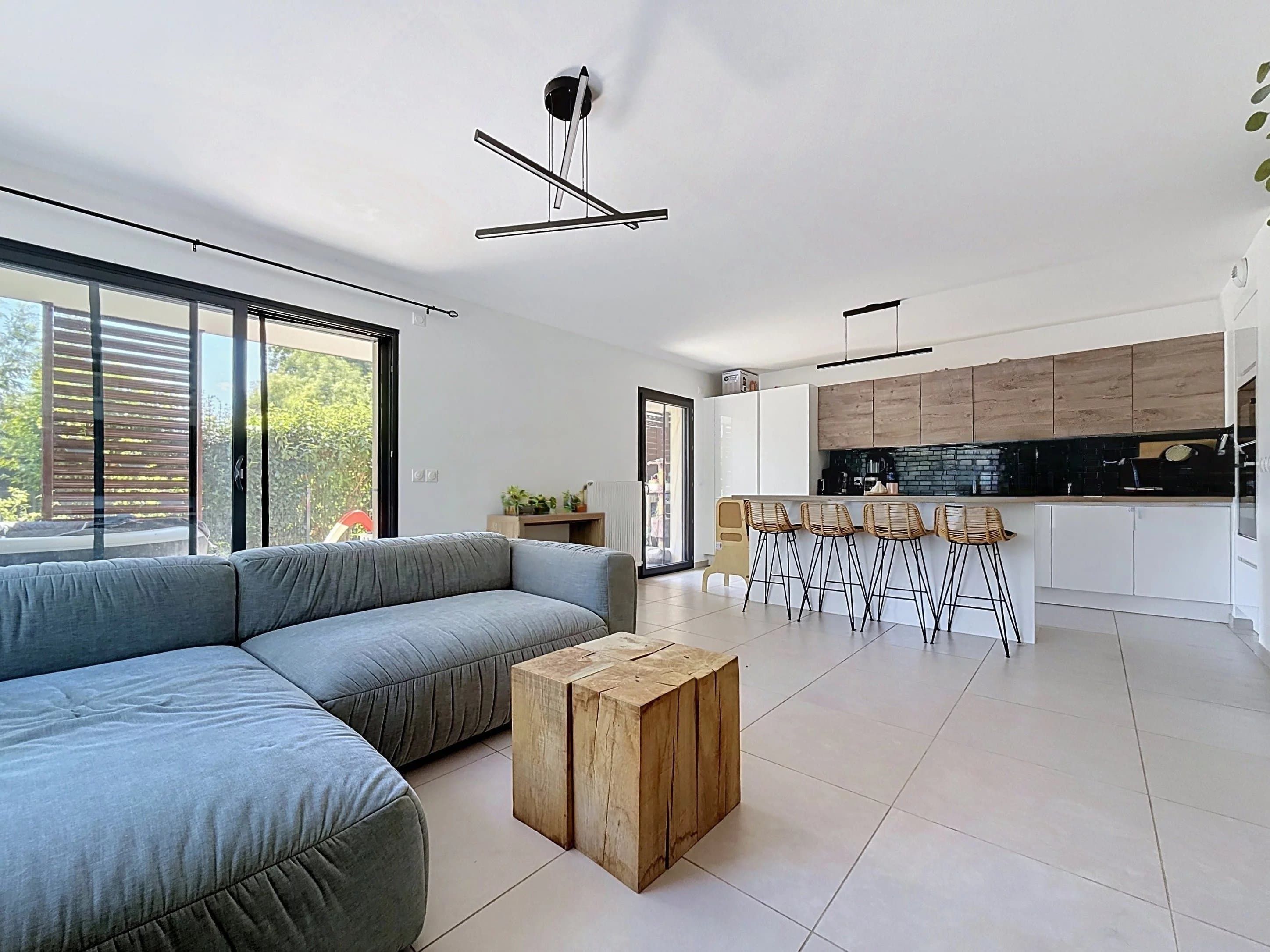 ORNEX – Appartement récent avec terrasse et jardin privatif - Photo 2