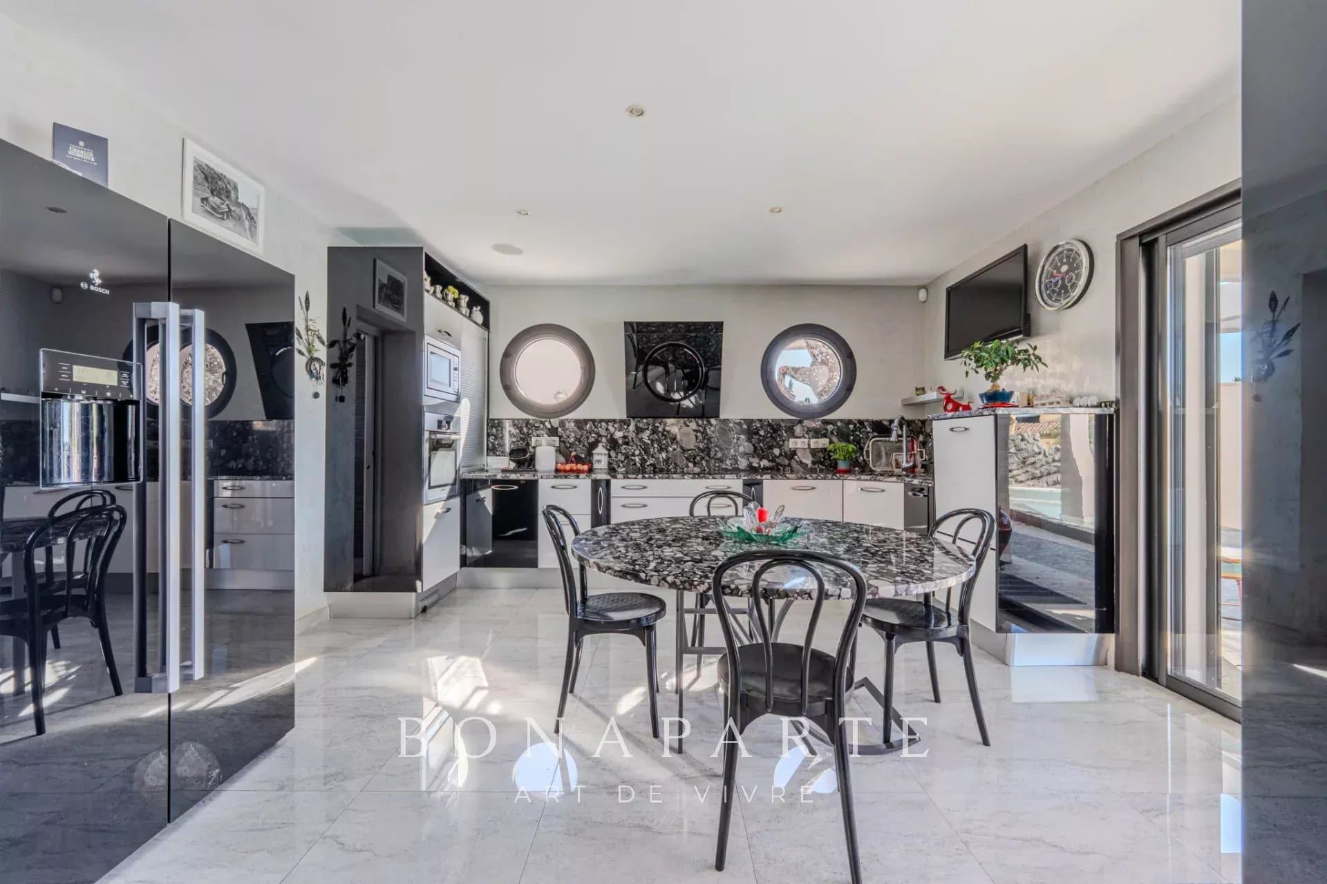 NÎMES - VILLA CONTEMPORAINE AVEC PISCINE ET GRAND GARAGE - Photo 9