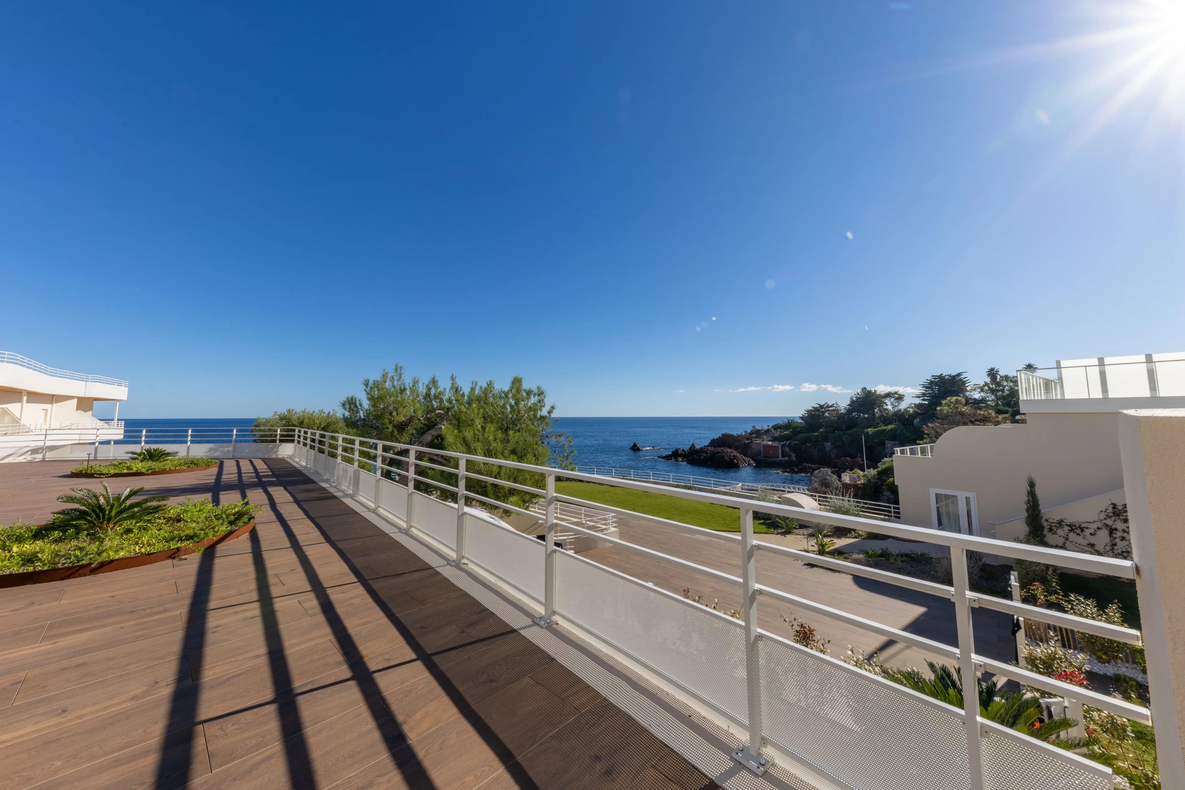 VUE MER PANORAMIQUE : Duplex d’exception de 60 m² pieds dans l’eau avec jardin privatif de 36 m² - Photo 3