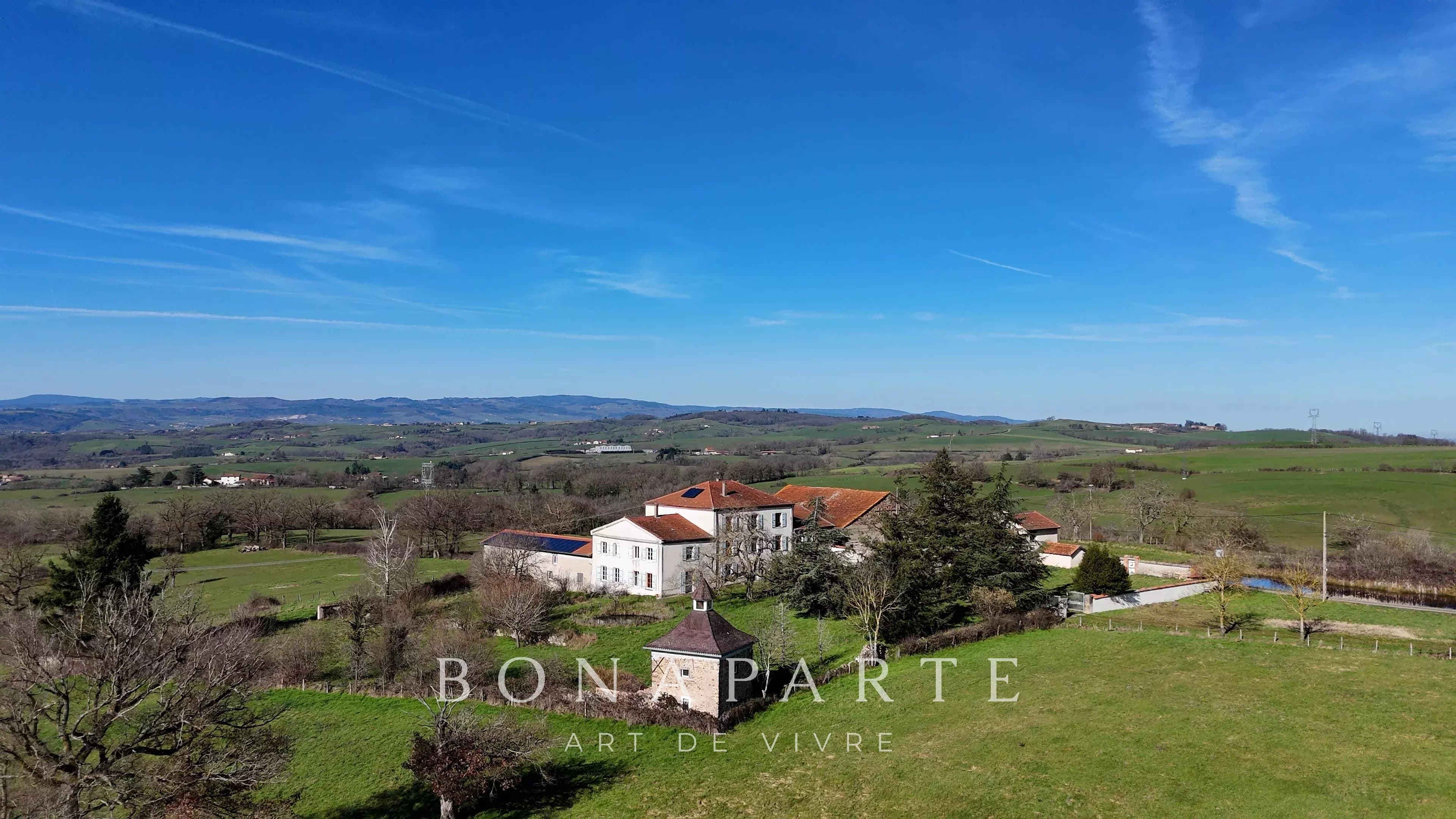 BÂTISSE DE CHARME AVEC PARC ARBORÉ ET DÉPENDANCES