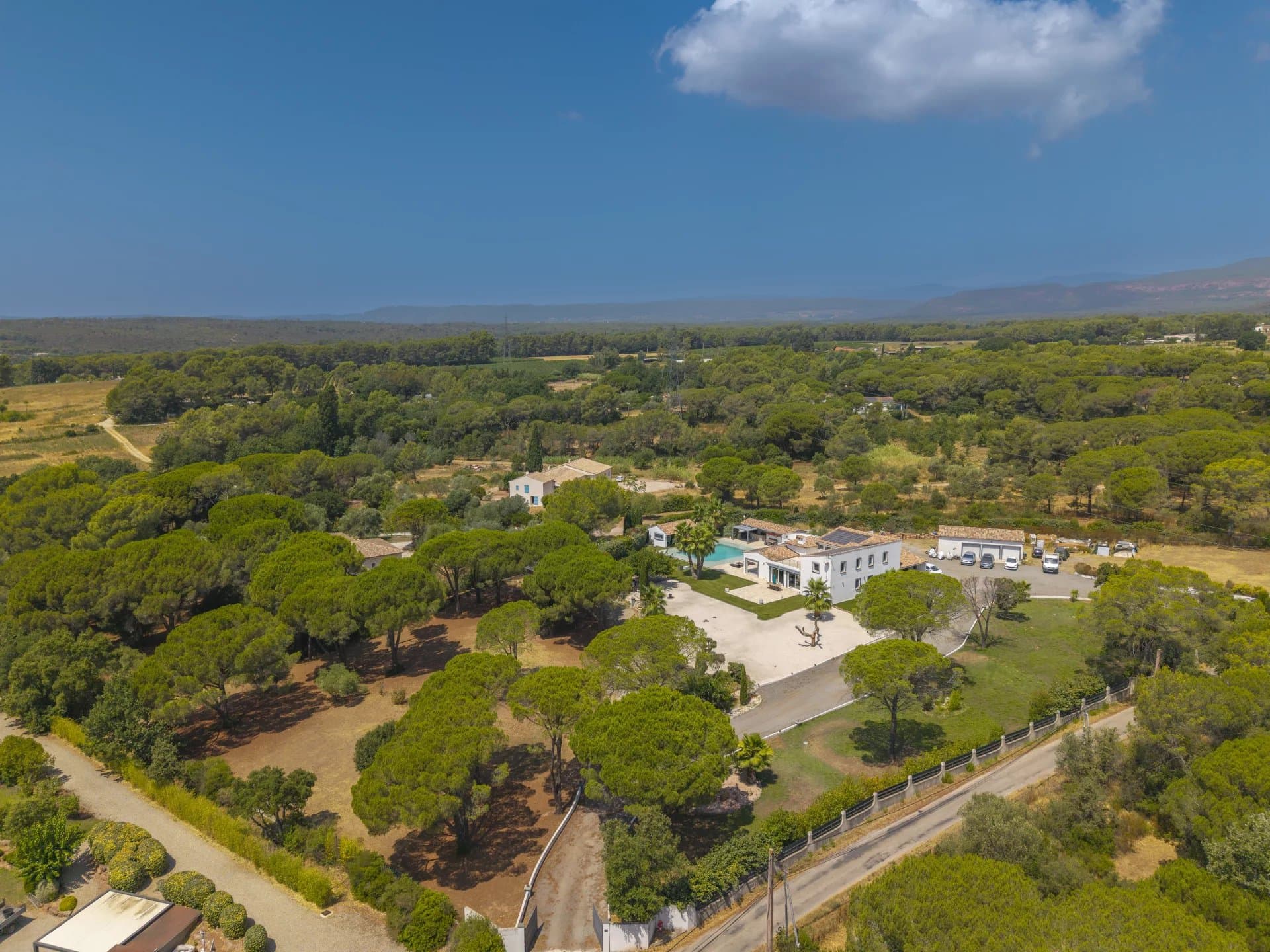 ROQUEBRUNE-SUR-ARGENS - NOUVEAUTÉ EXCLUSIVITÉ PROPRIÉTÉ AUX PRESTATIONS HAUT DE GAMME - Photo 2