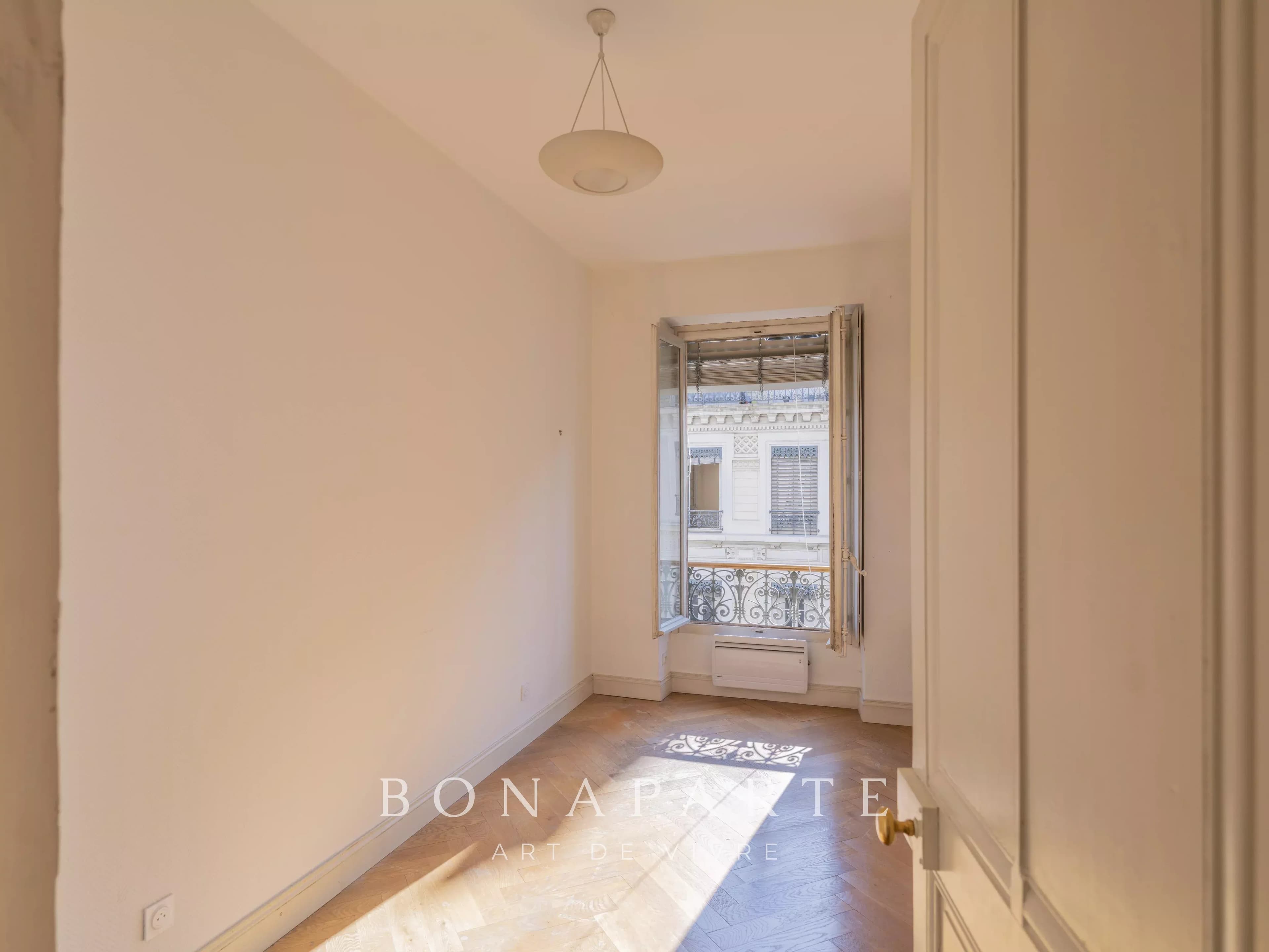 APPARTEMENT FAMILIAL DE CARACTERE - LYON 6 - 131m² - EXPOSITION SUD et EST - Photo 12