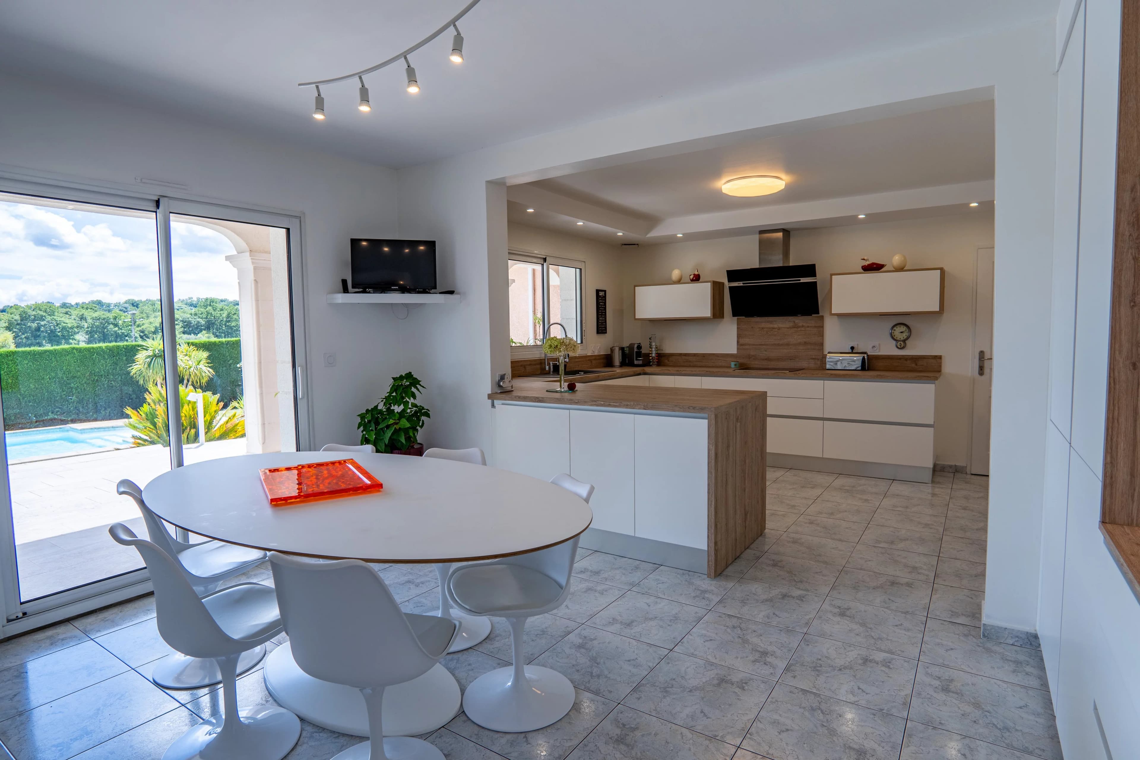 MONTARDON - Maison familiale rénovée avec piscine et vue dégagée - Photo 5