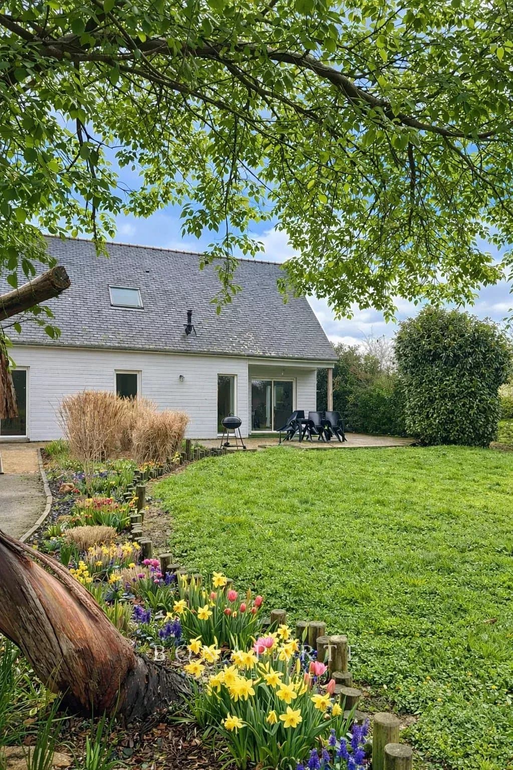 MAISON FAMILIALE DE PLAIN PIED DANS UN ENVIRONNEMENT VERDOYANT