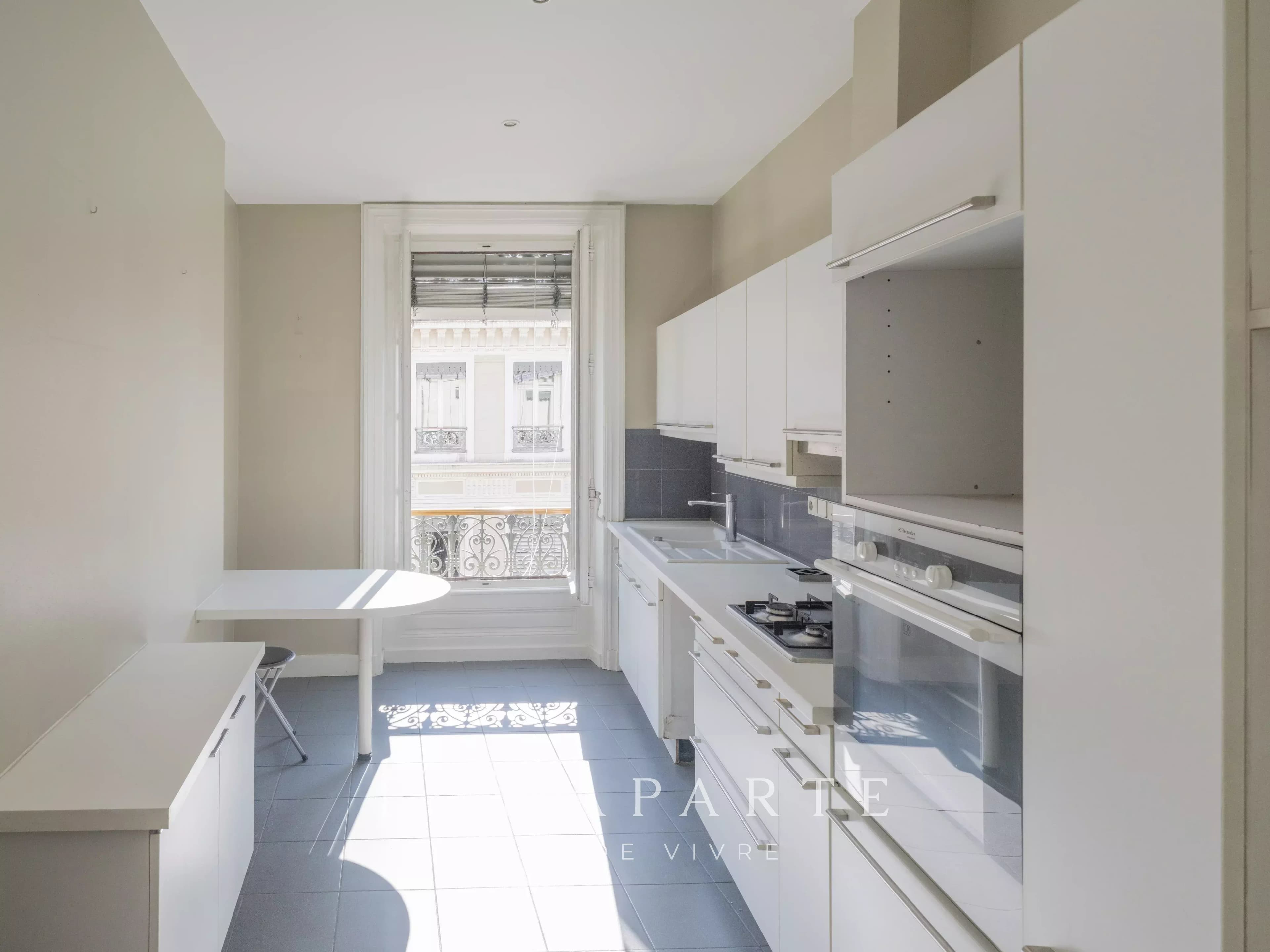 APPARTEMENT FAMILIAL DE CARACTERE - LYON 6 - 131m² - EXPOSITION SUD et EST - Photo 14