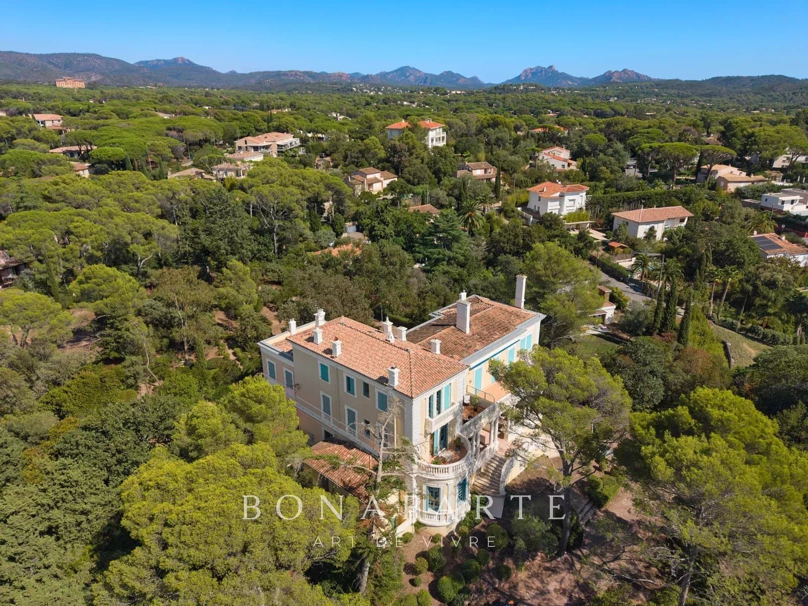 EXCLUSIVITE : VIVRE DANS UNE DEMEURE BELLE ÉPOQUE – APPARTEMENT T3 AVEC JARDIN PRIVATIF ET GARAGE - Photo 17