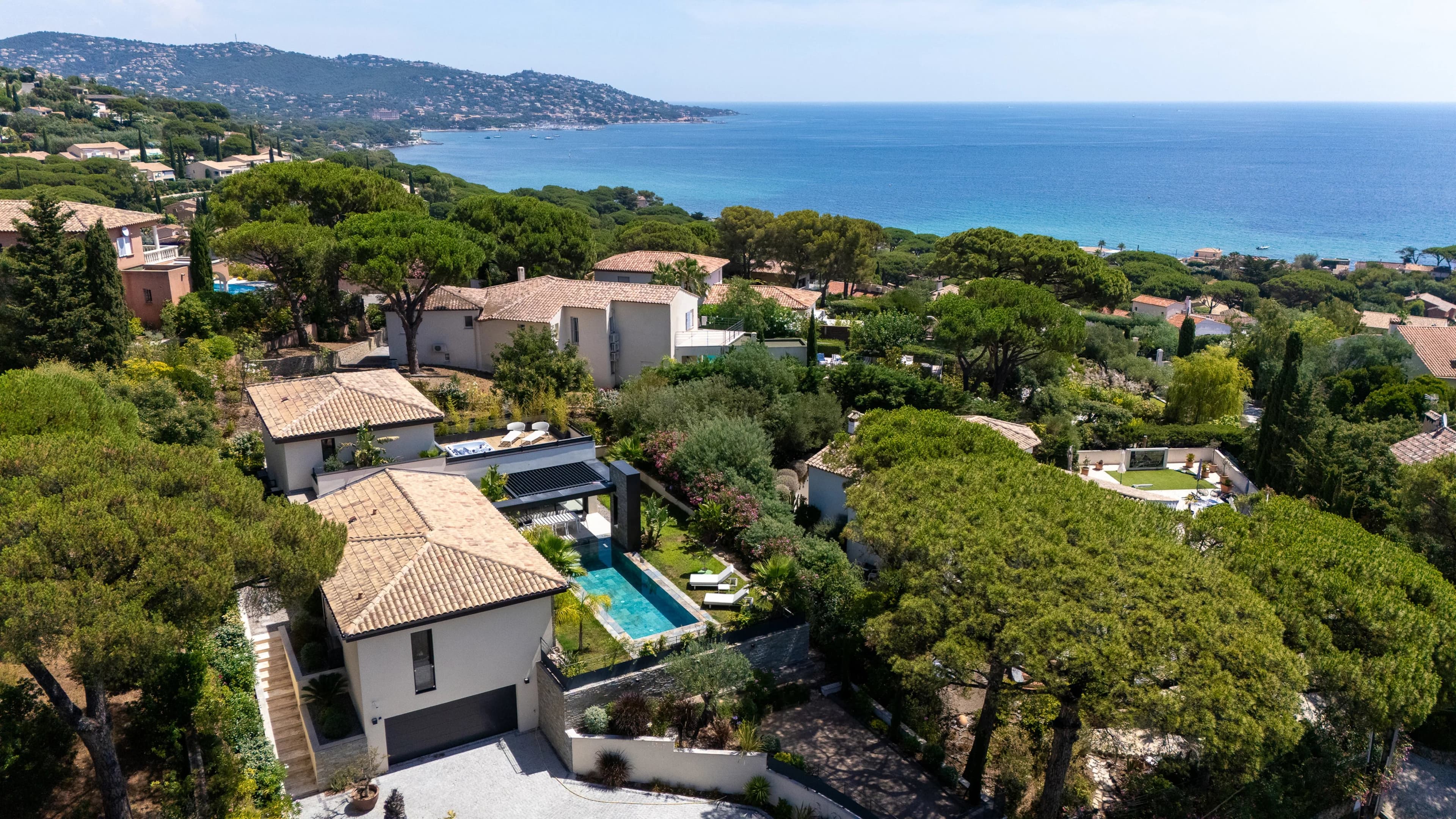 SAINTE-MAXIME - JOLIE VILLA CONTEMPORAINE DE 230m² - A PIEDS DE LA PLAGE DE LA NARTELLE - Photo 17