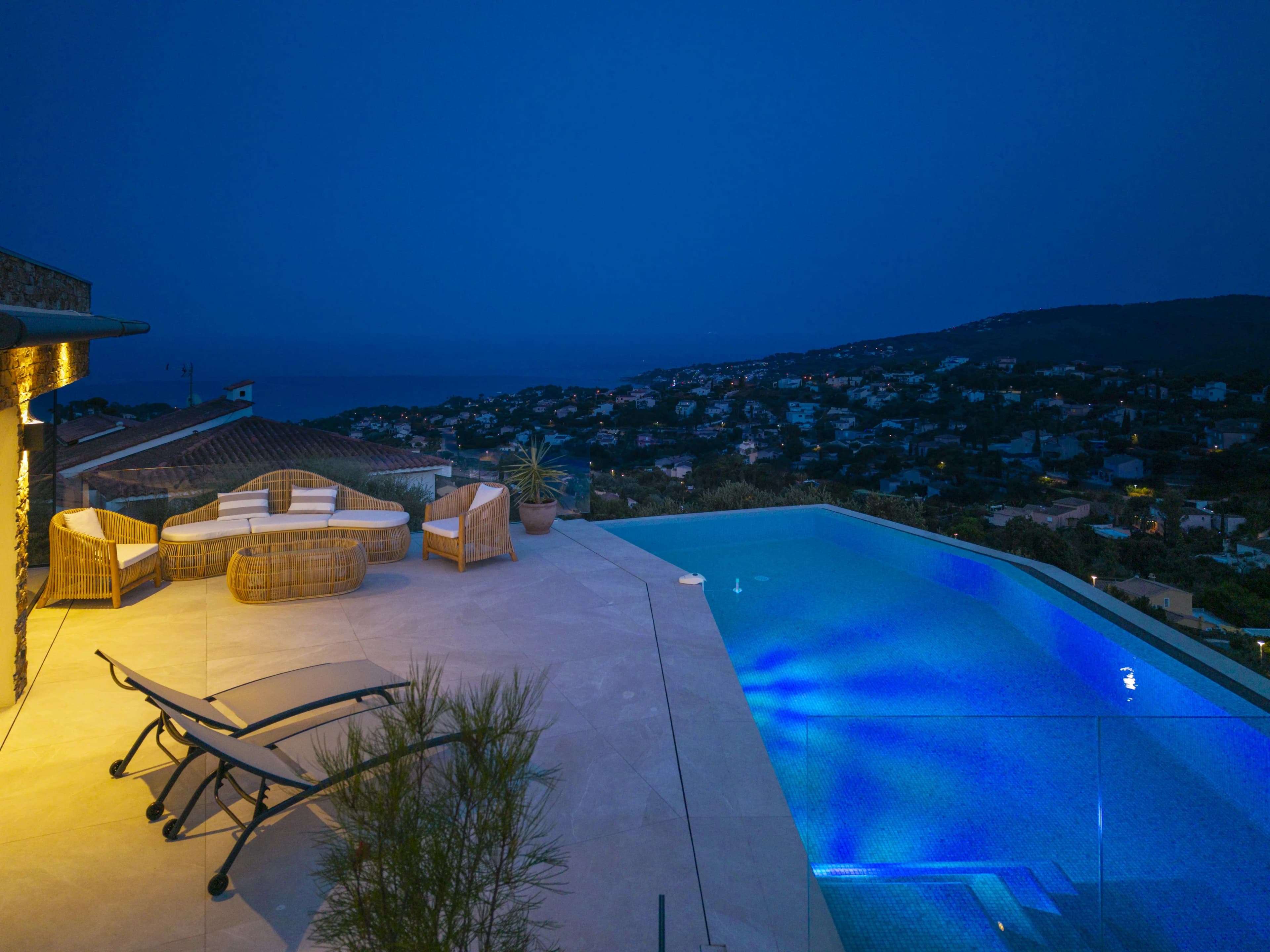 LES ISSAMBRES : Villa contemporaine d’exception – 257 m² habitables – Vue mer panoramique - Photo 4