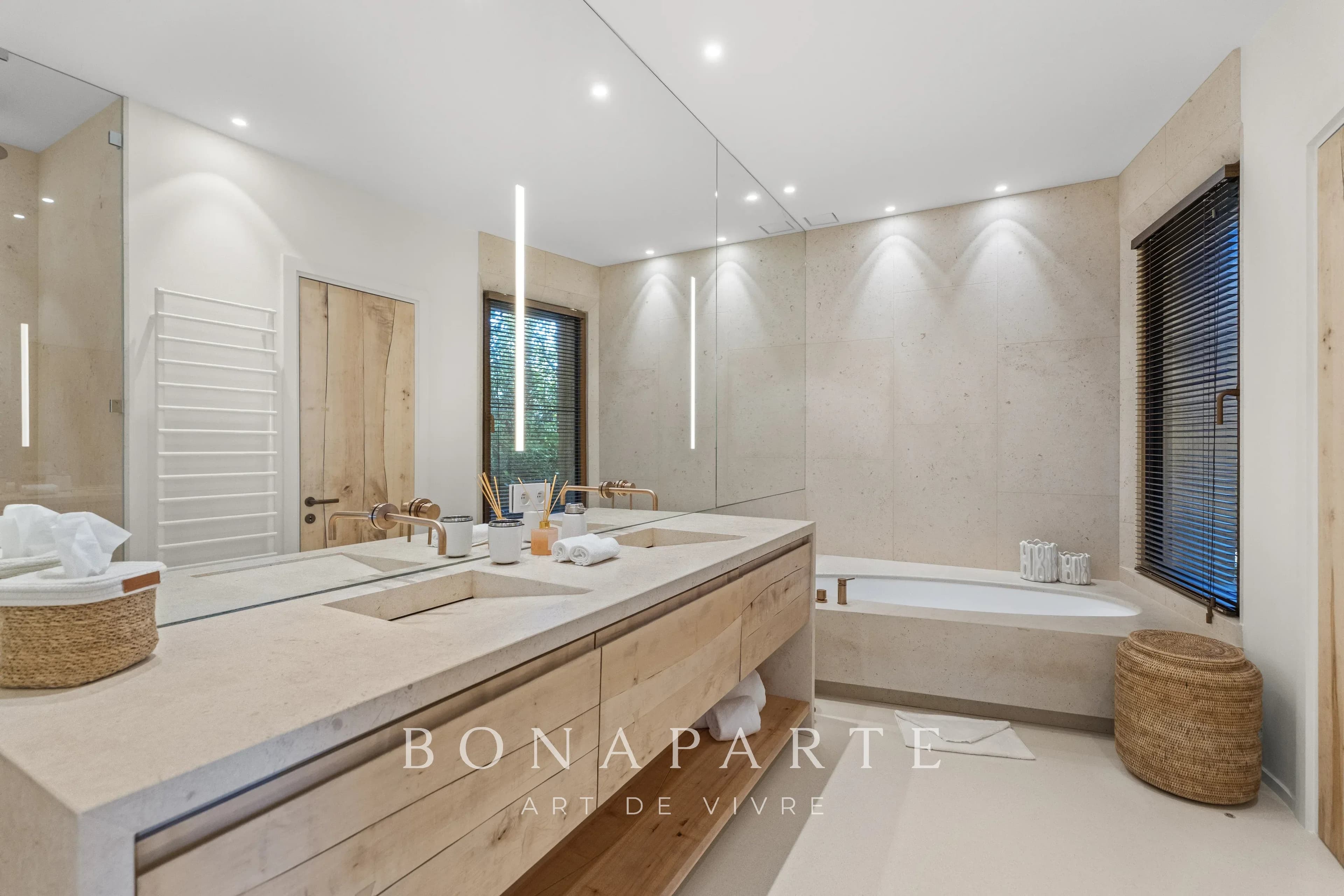 RAMATUELLE – PLAGE DE PAMPELONNE: Villa contemporaine d’exception avec vue panoramique sur la Méditerranée - Photo 16