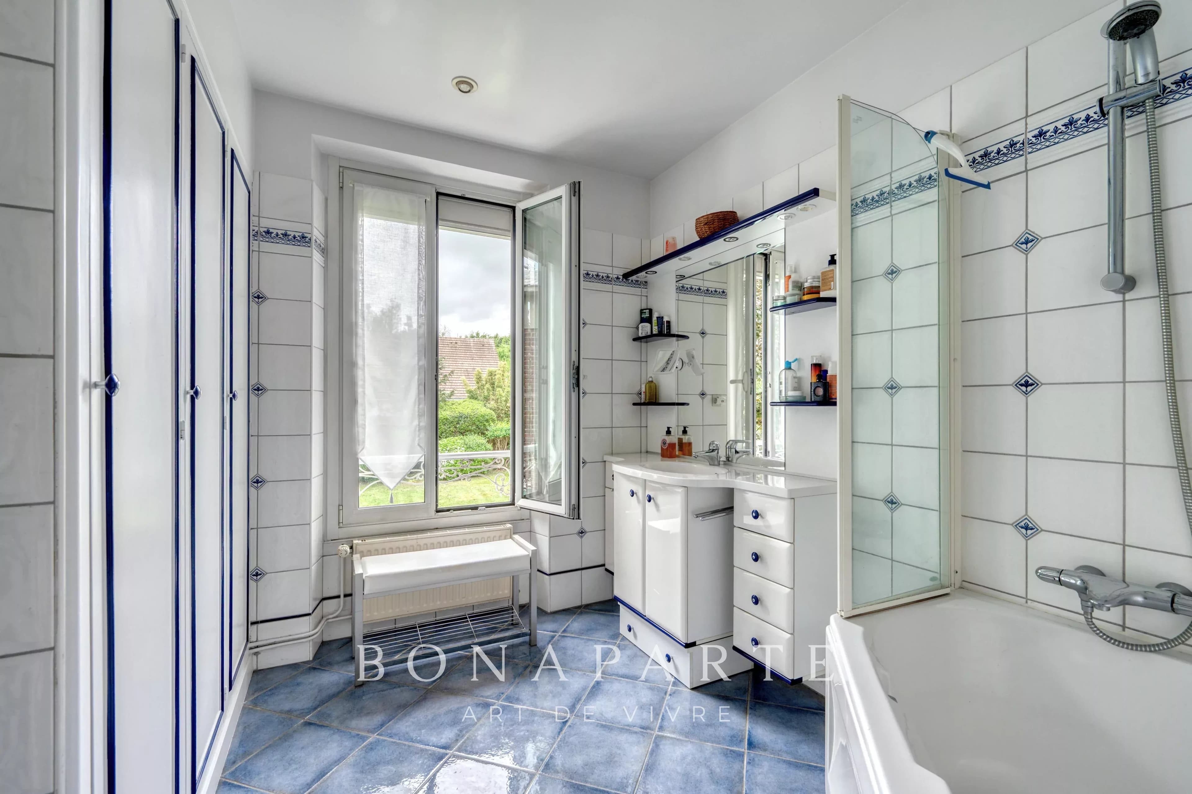 Maison de maître en meulière – 264 m² – Parc arboré de 1 440 m² à 40 min de Paris - Photo 14