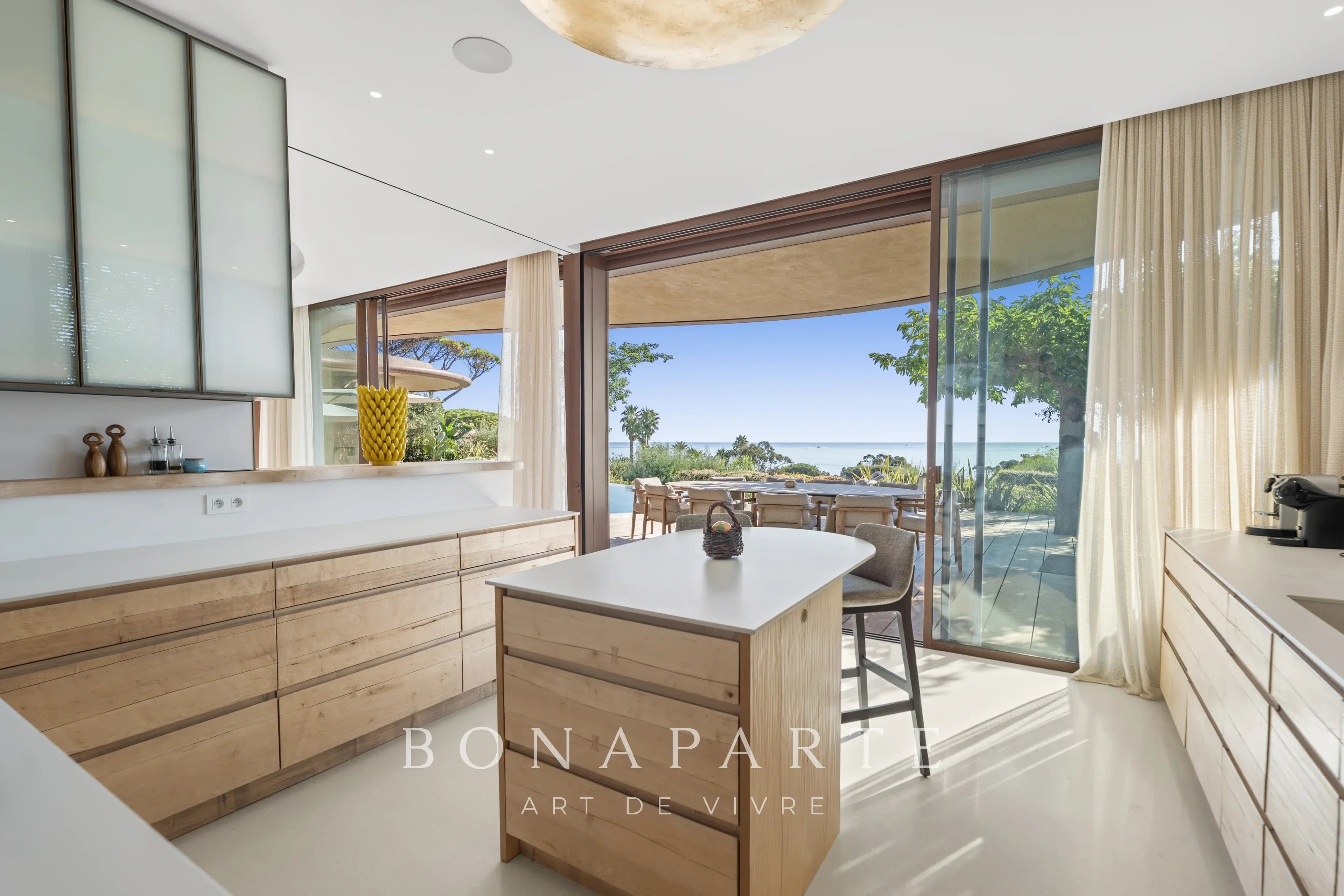 RAMATUELLE – PLAGE DE PAMPELONNE: Villa contemporaine d’exception avec vue panoramique sur la Méditerranée - Photo 14