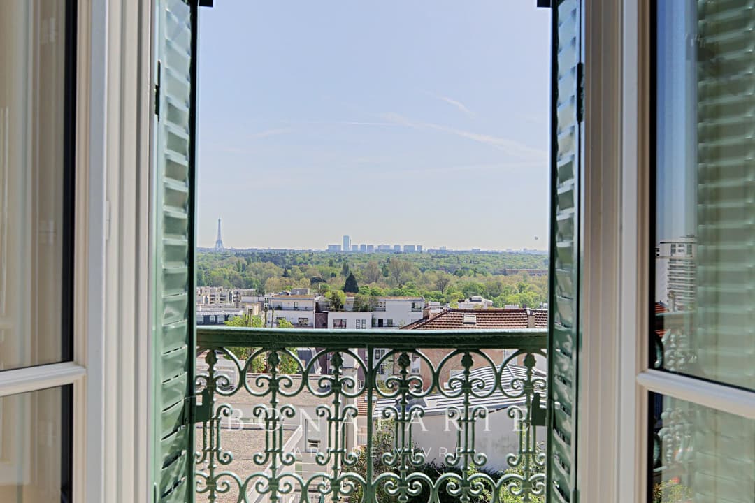 Vue Tour Eiffel – Maison familiale de 219 m² avec jardin de 550 m² – Adresse confidentielle - Photo 20