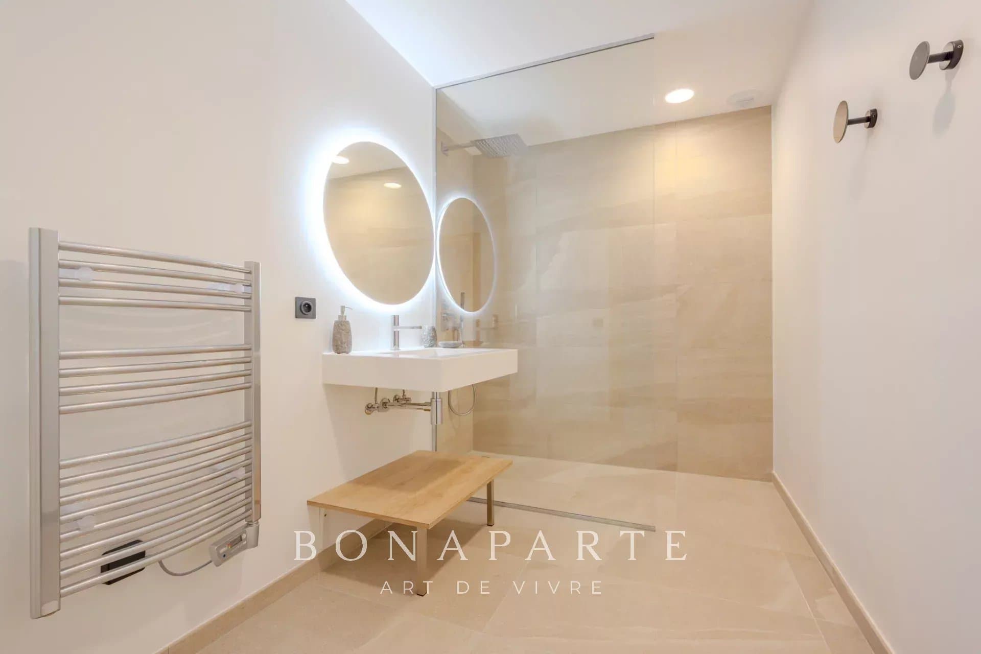GASSIN - SAINT-TROPEZ Exclusivité : Magnifique villa-appartement en duplex avec très belle vue mer - Photo 23