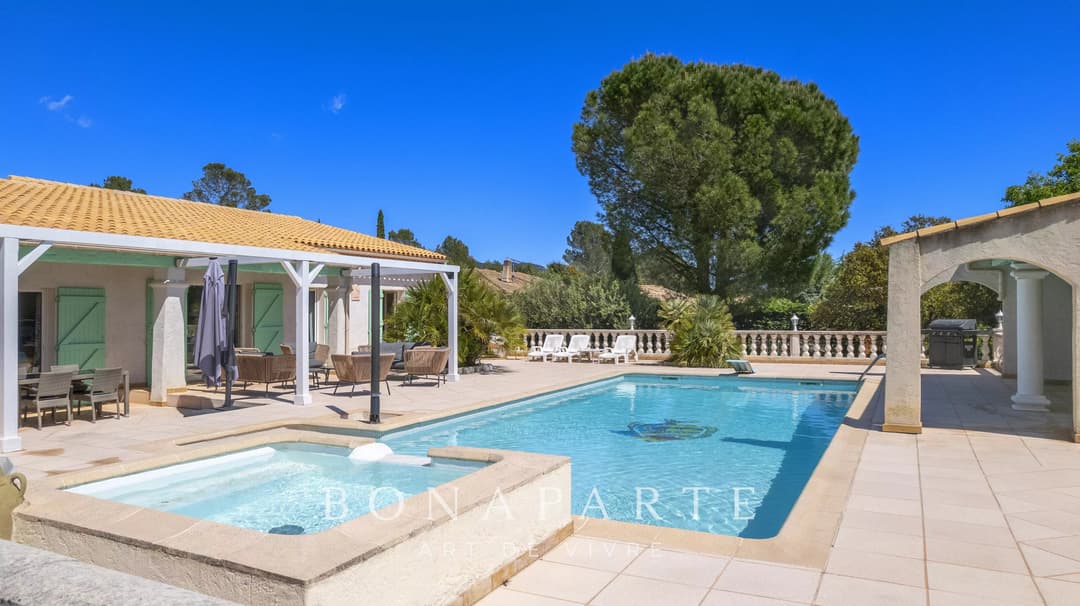 Superbe propriété de 257m² environ, située à Roquebrune sur Argens - Photo 3