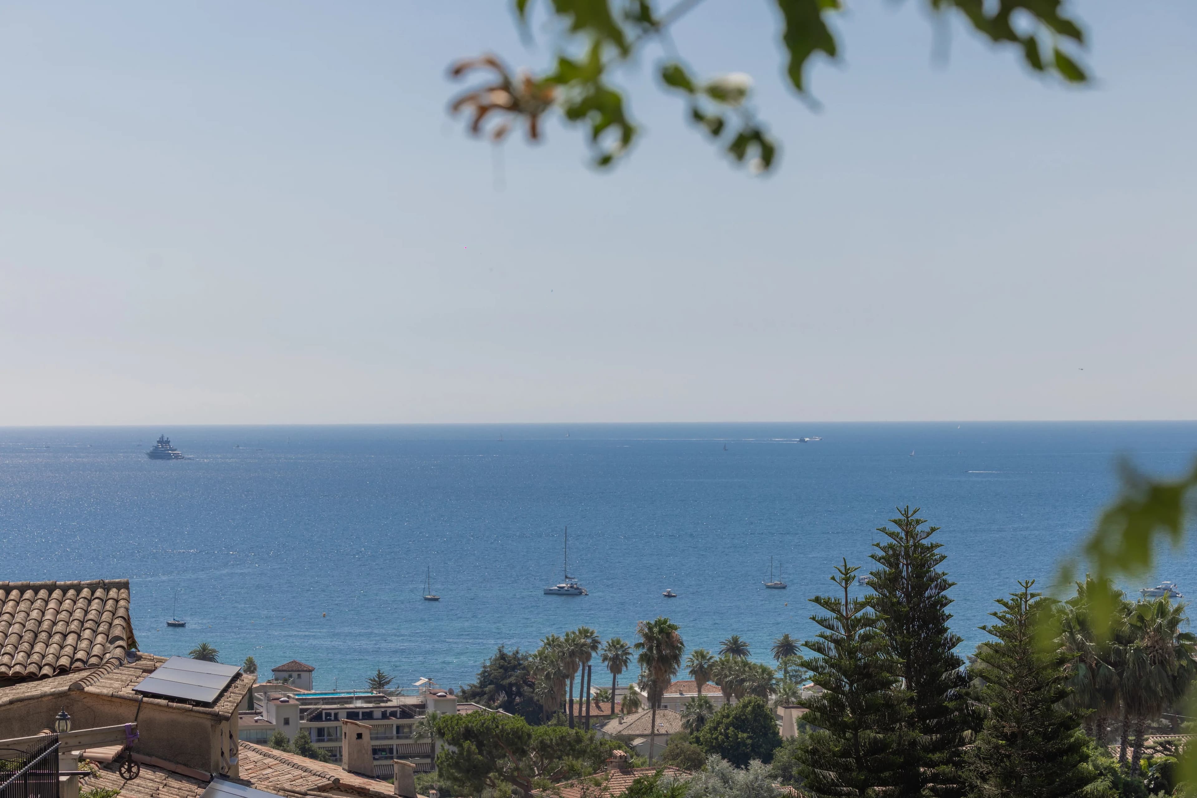 Aux portes de SUPER CANNES, élégante villa entiérement rénovée - vue mer panoramique - position dominante - Photo 27