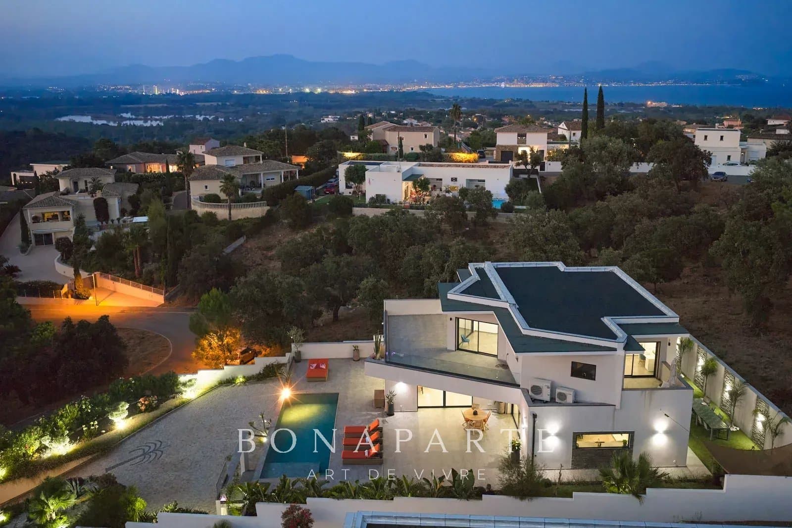 SAINT-AYGULF EXCLUSIVITE : VILLA CONTEMPORAINE NEUVE – POSITION DOMINANTE – VUE SUR LA FORÊT - Photo 2