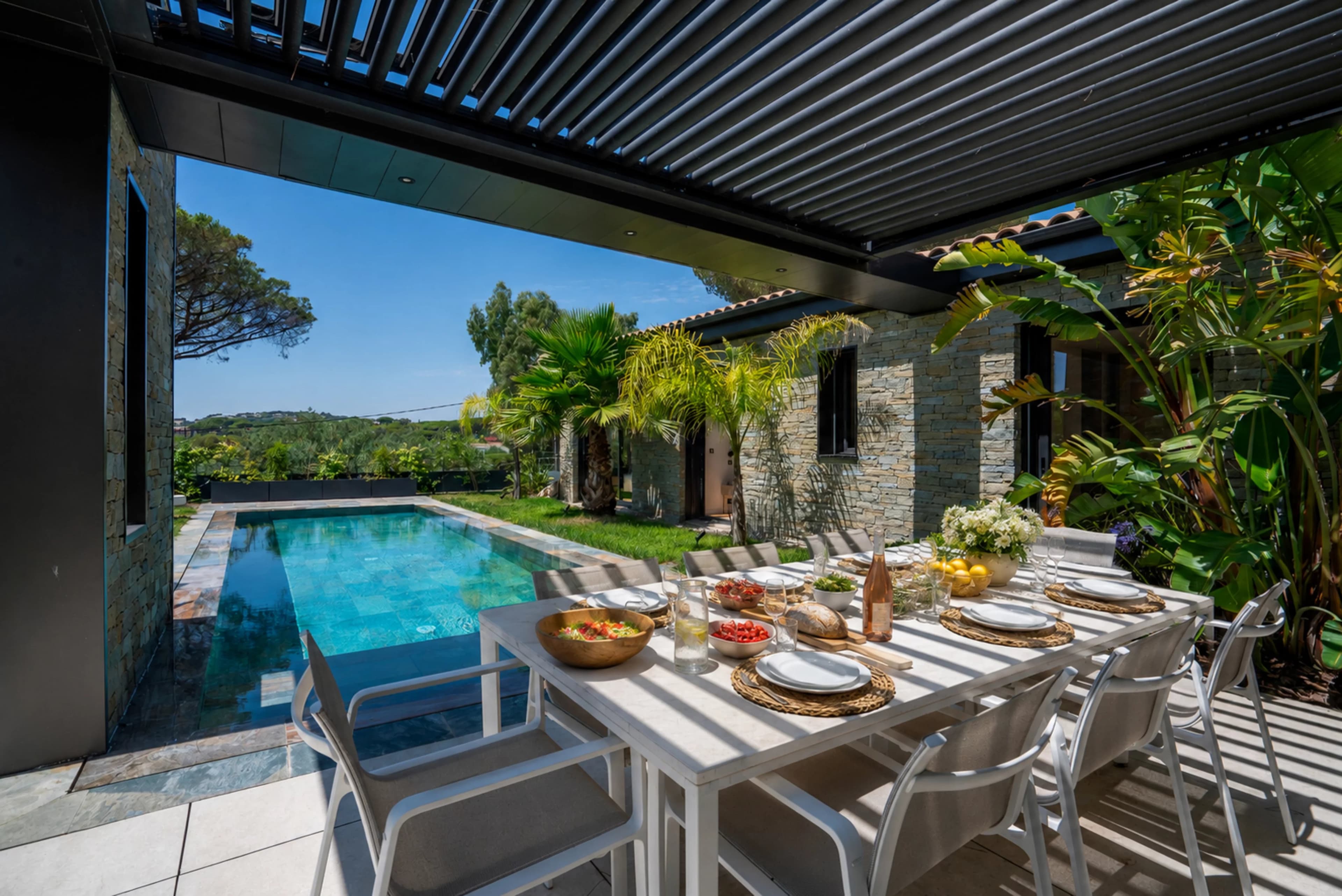 SAINTE-MAXIME - JOLIE VILLA CONTEMPORAINE DE 230m² - A PIEDS DE LA PLAGE DE LA NARTELLE - Photo 3