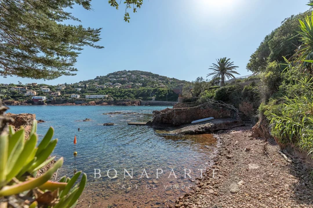 Superbe villa pieds dans l'eau avec accès direct a la mer - Photo 18