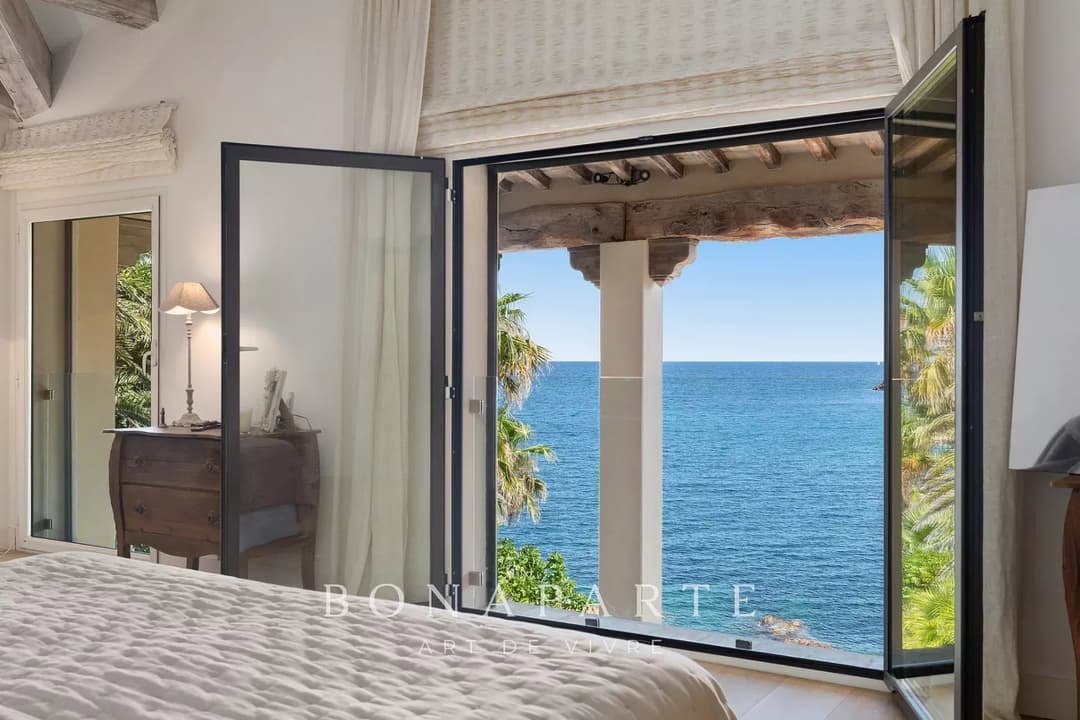 Superbe villa pieds dans l'eau avec accès direct a la mer - Photo 11