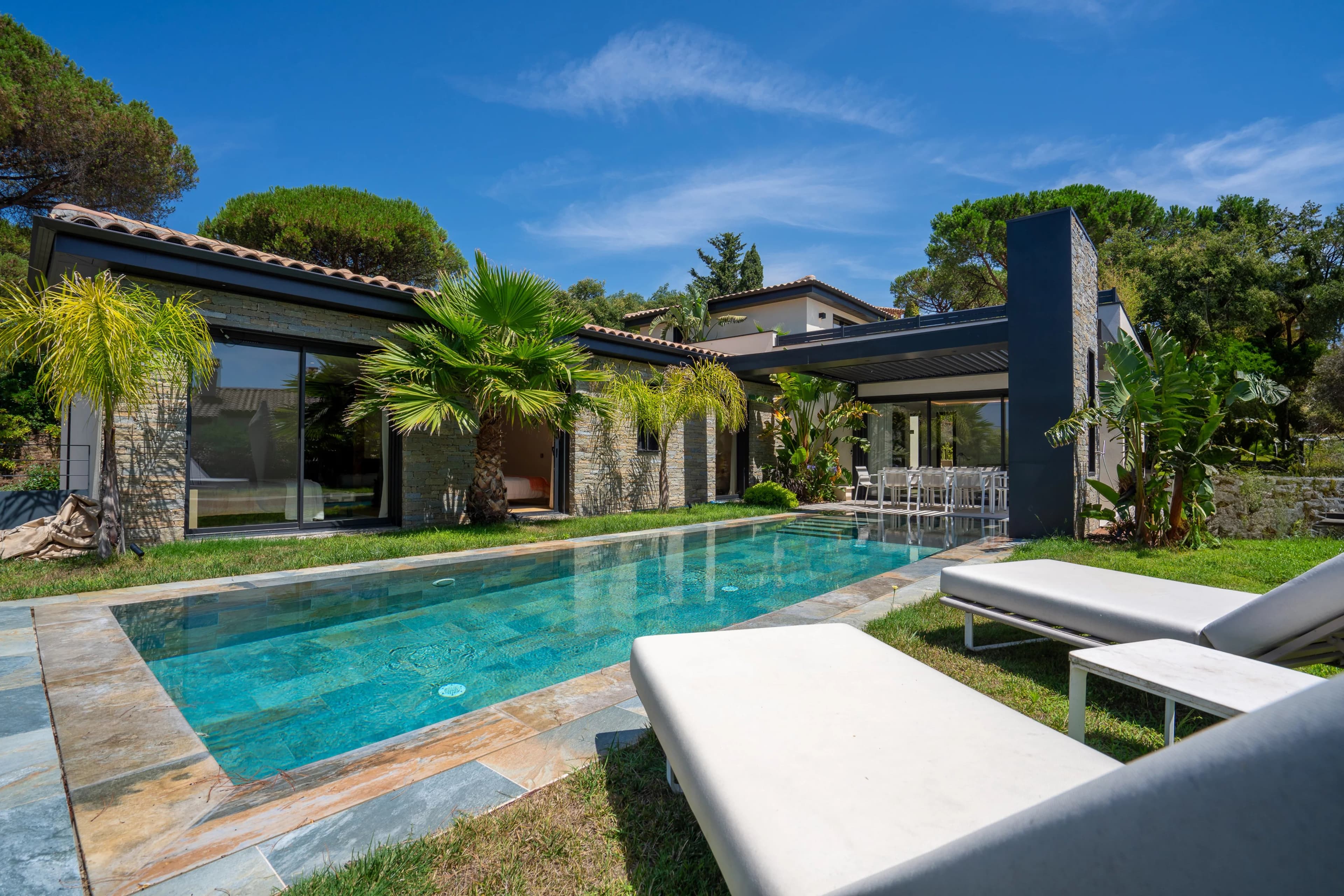 SAINTE-MAXIME - JOLIE VILLA CONTEMPORAINE DE 230m² - A PIEDS DE LA PLAGE DE LA NARTELLE - Photo 1