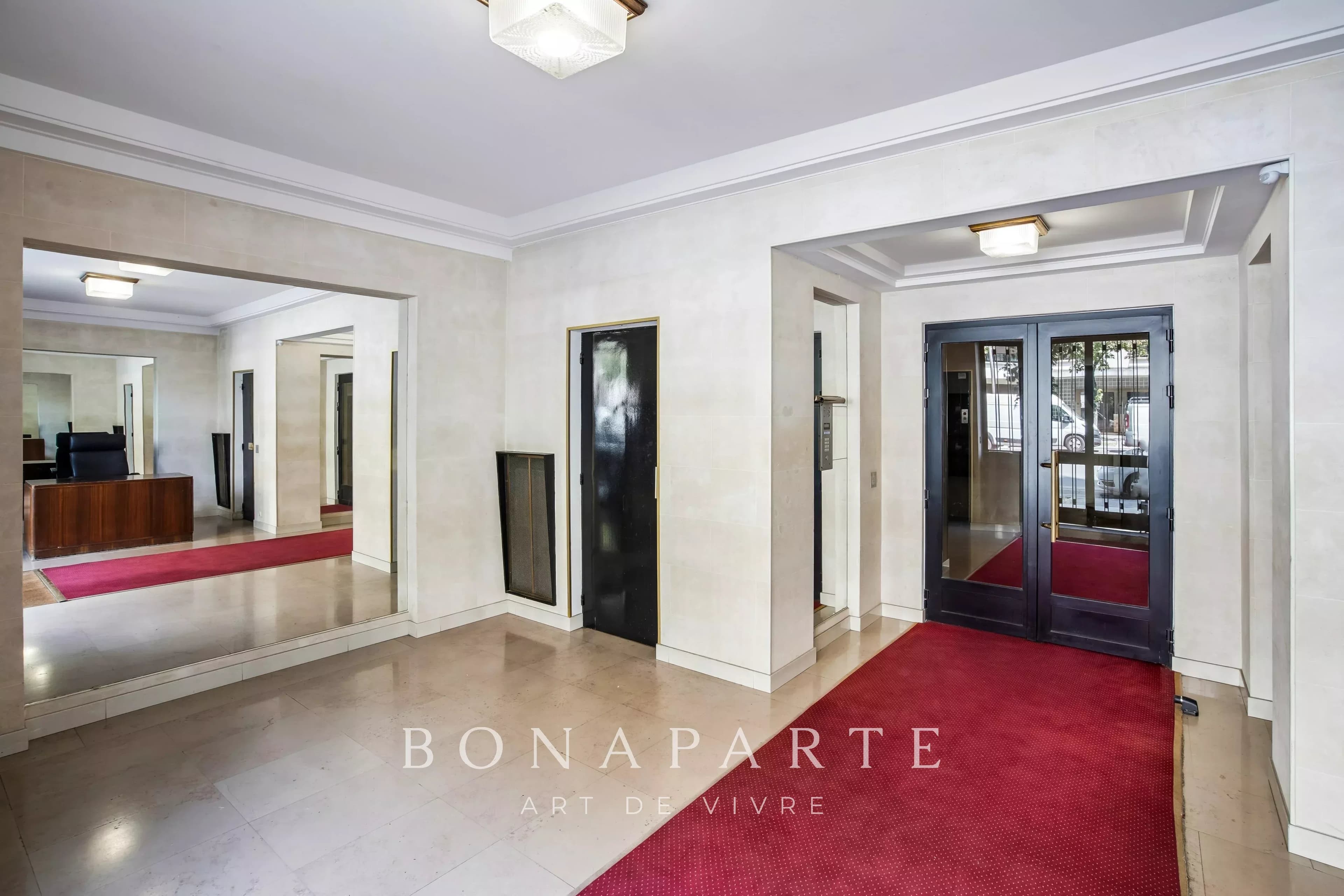 PARIS XVIe – TROCADERO | GRAND T3 AVEC BALCON, ASCENSEUR ET CAVE - Photo 12