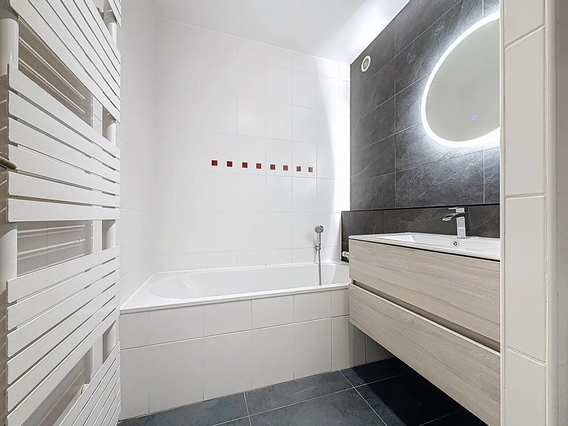 GEX CENTRE - APPARTEMENT LUMINEUX RENOVE - Photo 9