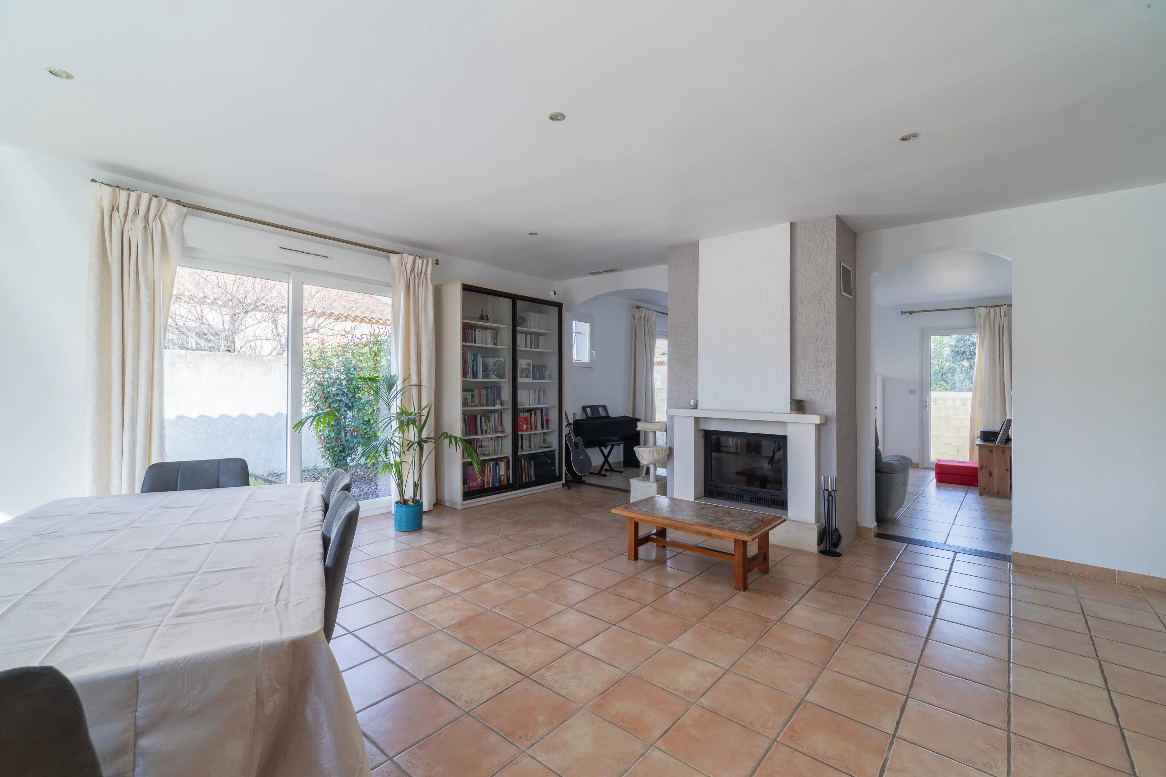 Maison plain-pied avec piscine à Sauvian – Confort, espace et praticité - Photo 4