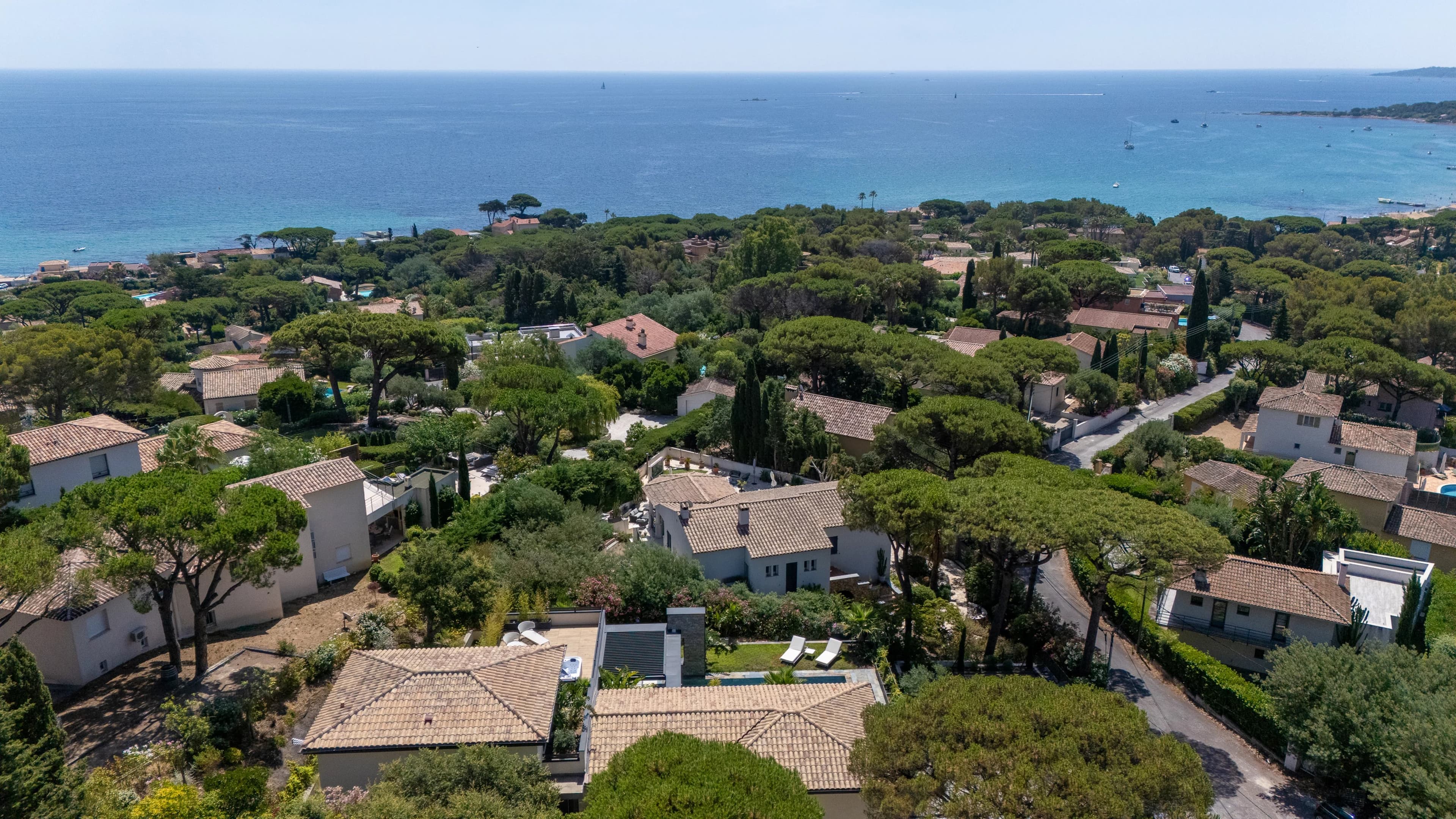 SAINTE-MAXIME - JOLIE VILLA CONTEMPORAINE DE 230m² - A PIEDS DE LA PLAGE DE LA NARTELLE - Photo 19