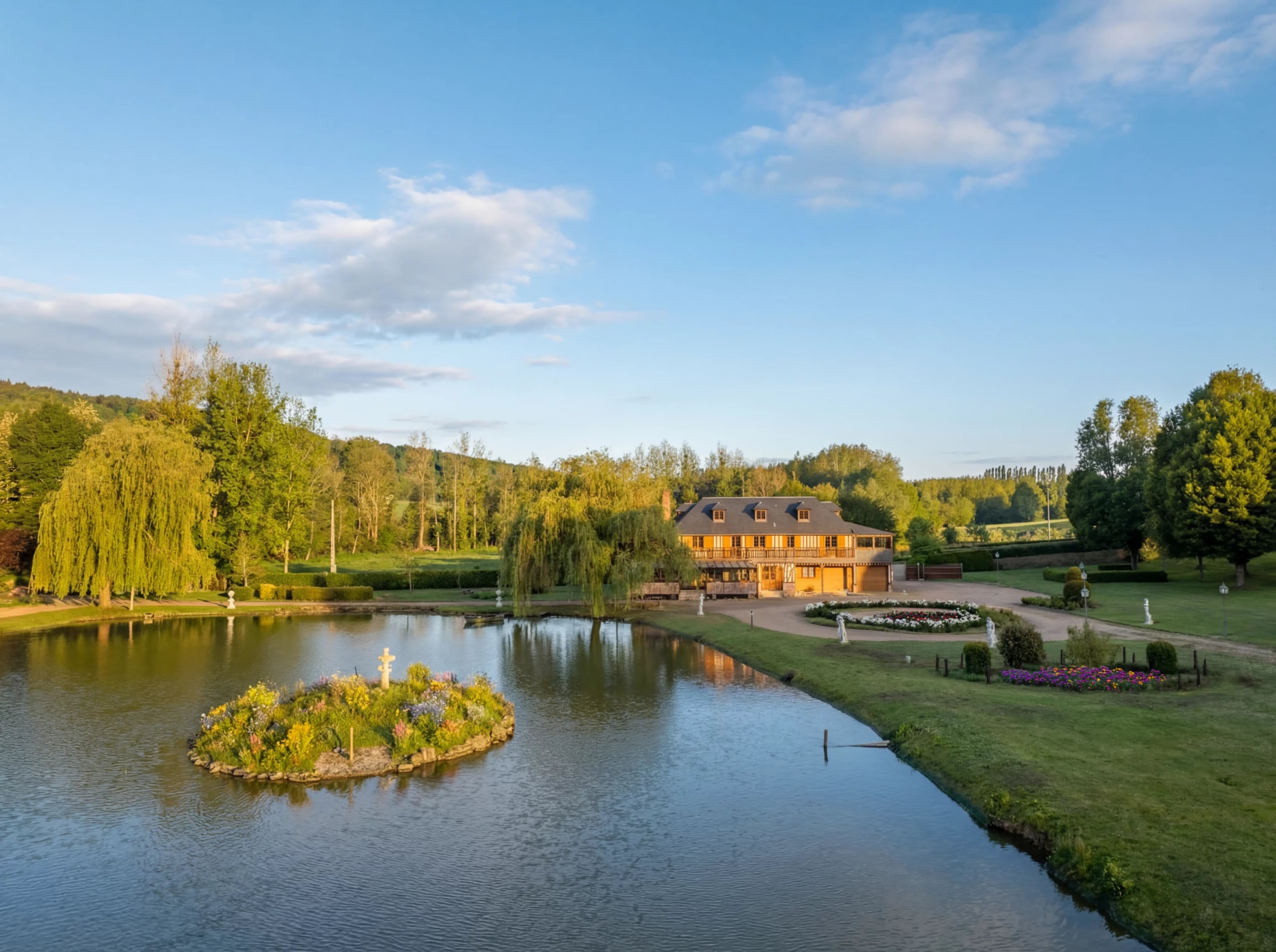 Domaine de 5 hectares avec lac, moulin et maisons à colombages - Photo 1
