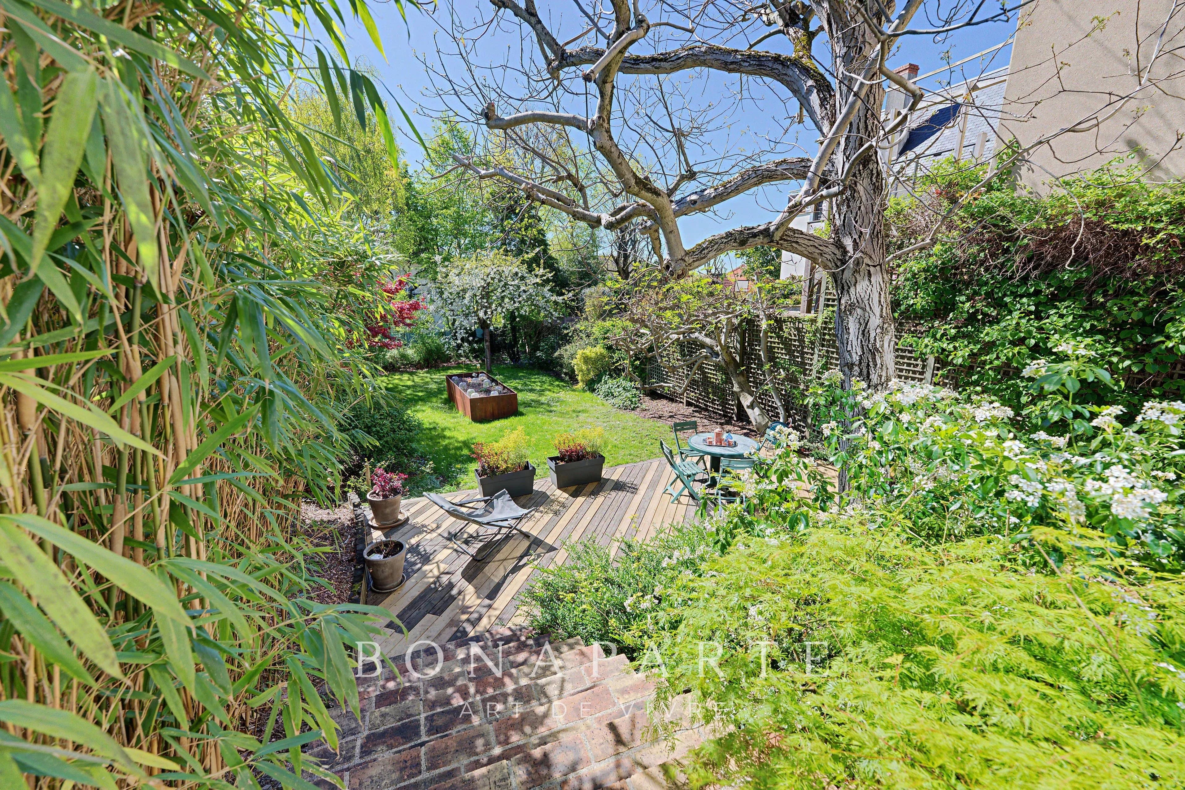 Maison d’architecte – 316 m² habitables – Dépendance indépendante – Piscine intérieure – Sous-sol total – Jardin paysagé de 800 m²