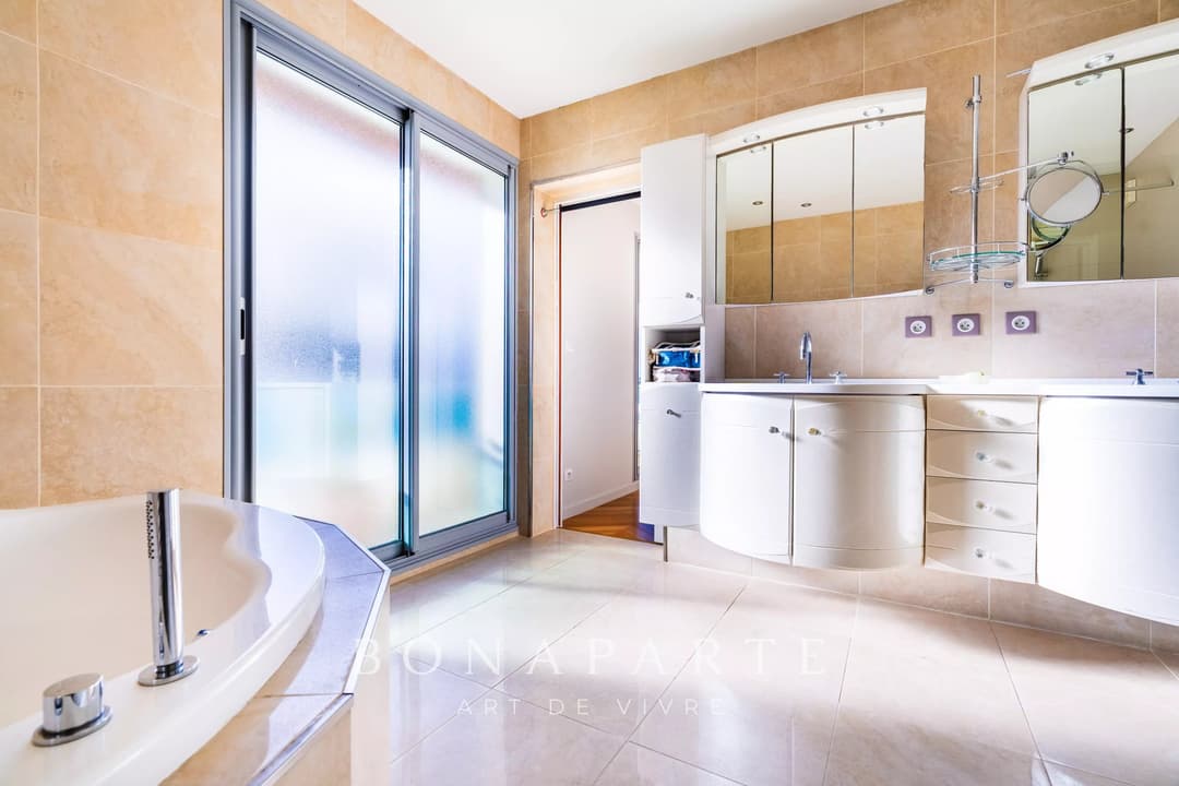 NIORT CENTRE- APPARTEMENT D'EXCEPTION - 4 CHAMBRES – DERNIER ETAGE AVEC ASCENSEUR - Photo 8