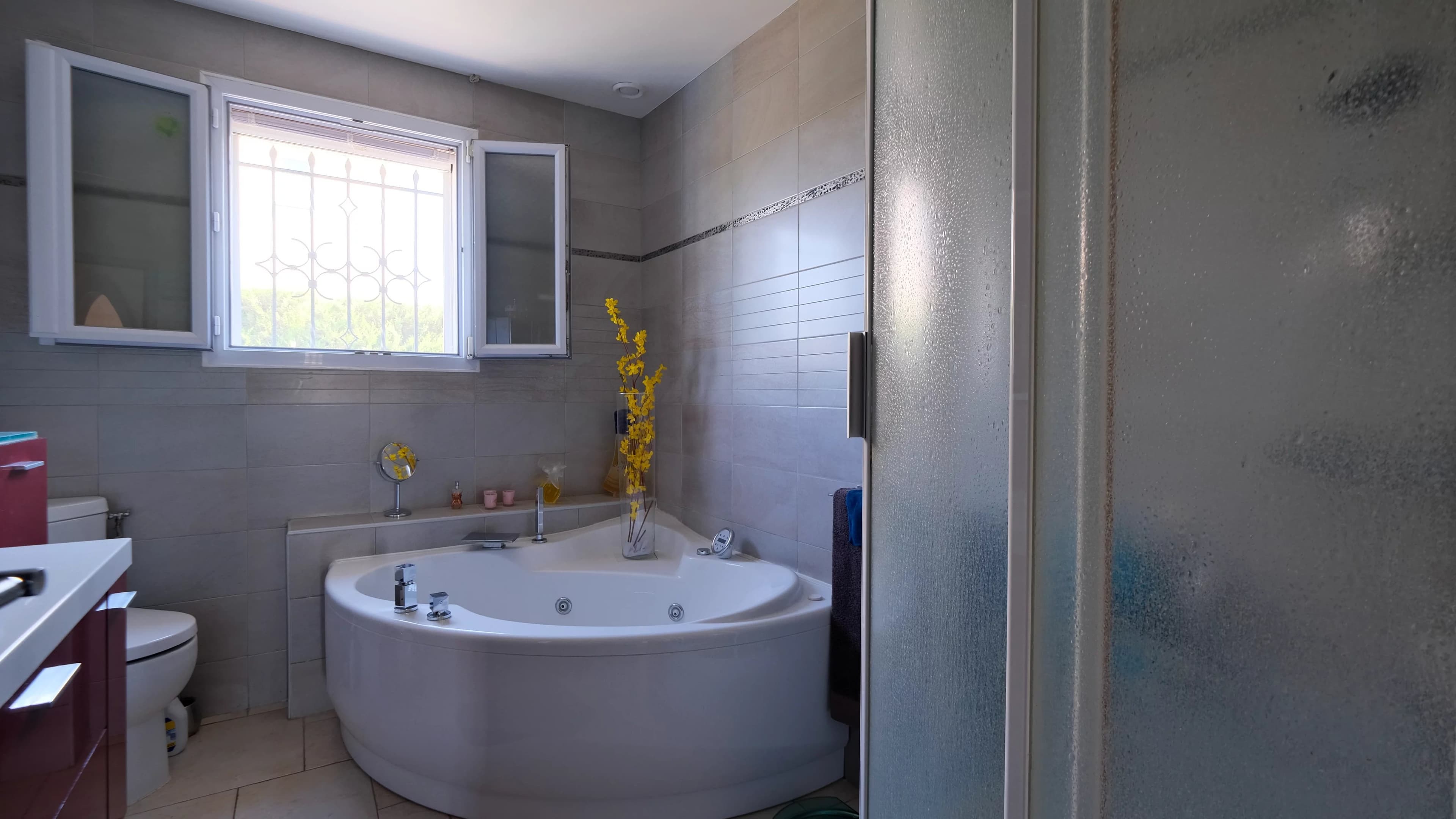 À Sauvian, maison familiale rénovée avec piscine et grand jardin paysager de 1 000 m² - Photo 11