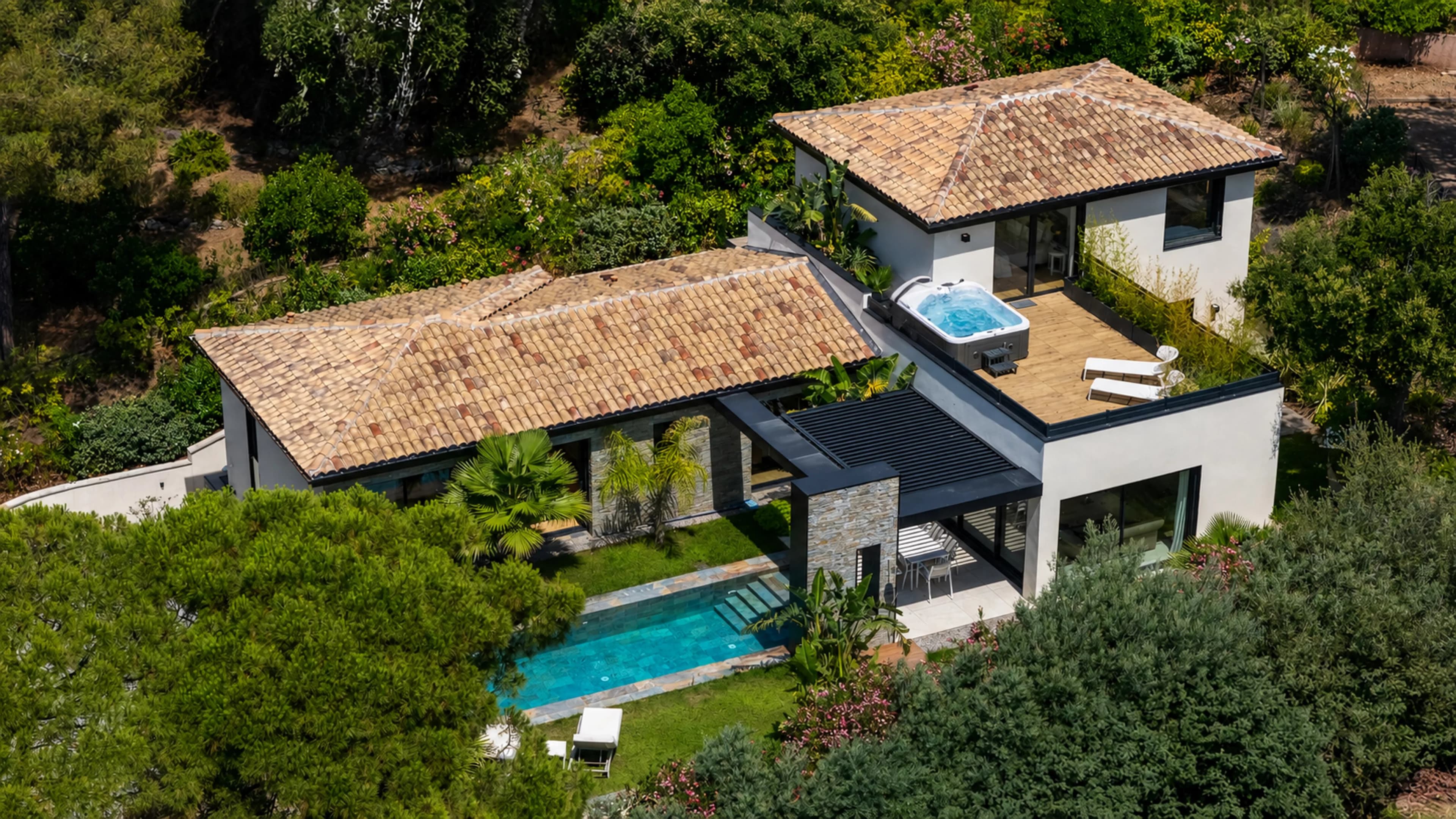 SAINTE-MAXIME - JOLIE VILLA CONTEMPORAINE DE 230m² - A PIEDS DE LA PLAGE DE LA NARTELLE - Photo 2