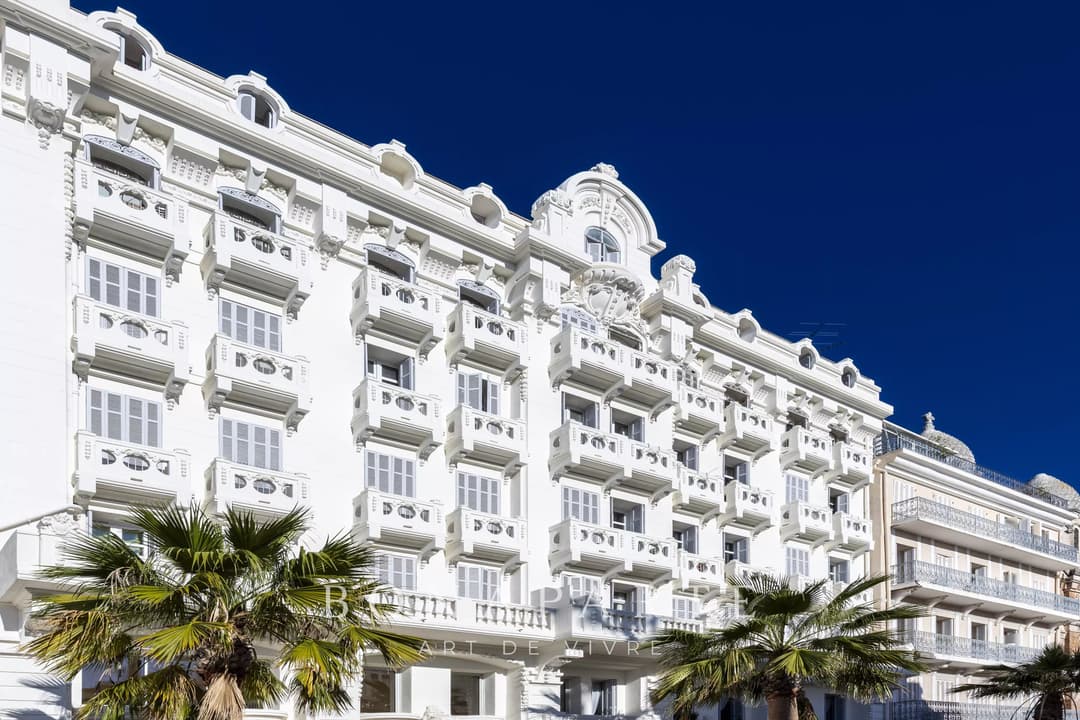 Magnifique cachet pour cet appartement T3 de 107m² situé en plein centre-ville à moins de 50m de la mer - Photo 2