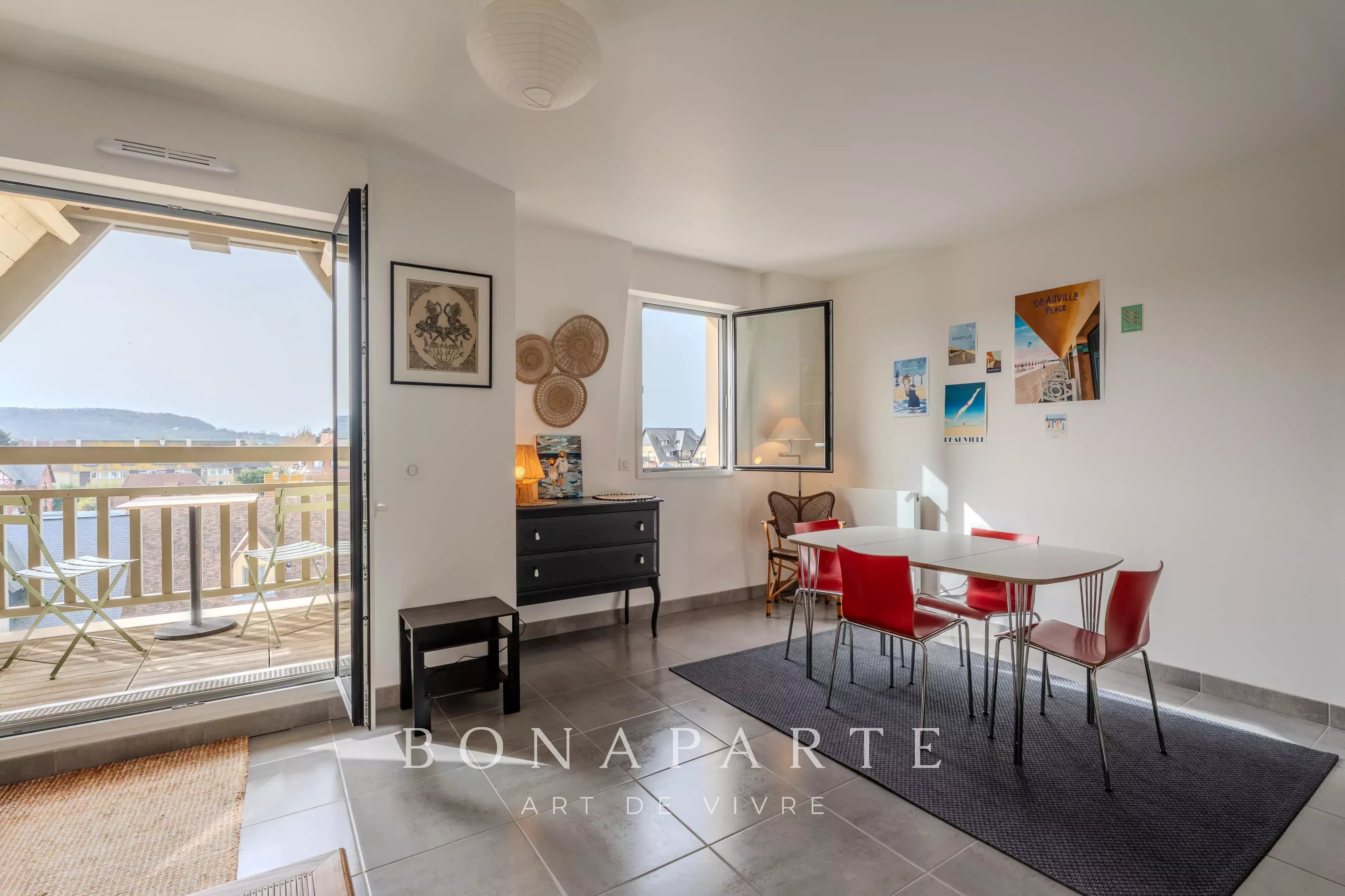 STUNNING 2-ROOM TOP FLOOR APARTMENT, WITH BALCONY AND PARKING