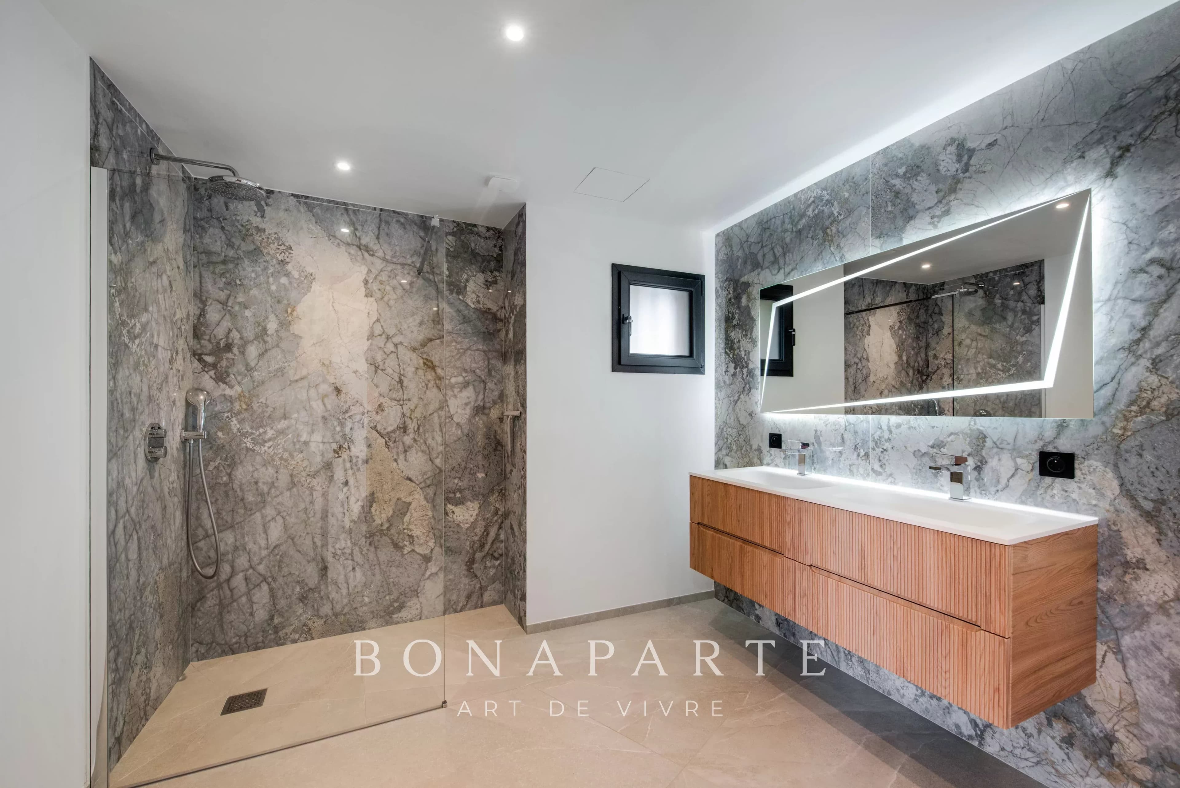 LES ISSAMBRES : Villa contemporaine d’exception – 257 m² habitables – Vue mer panoramique - Photo 12