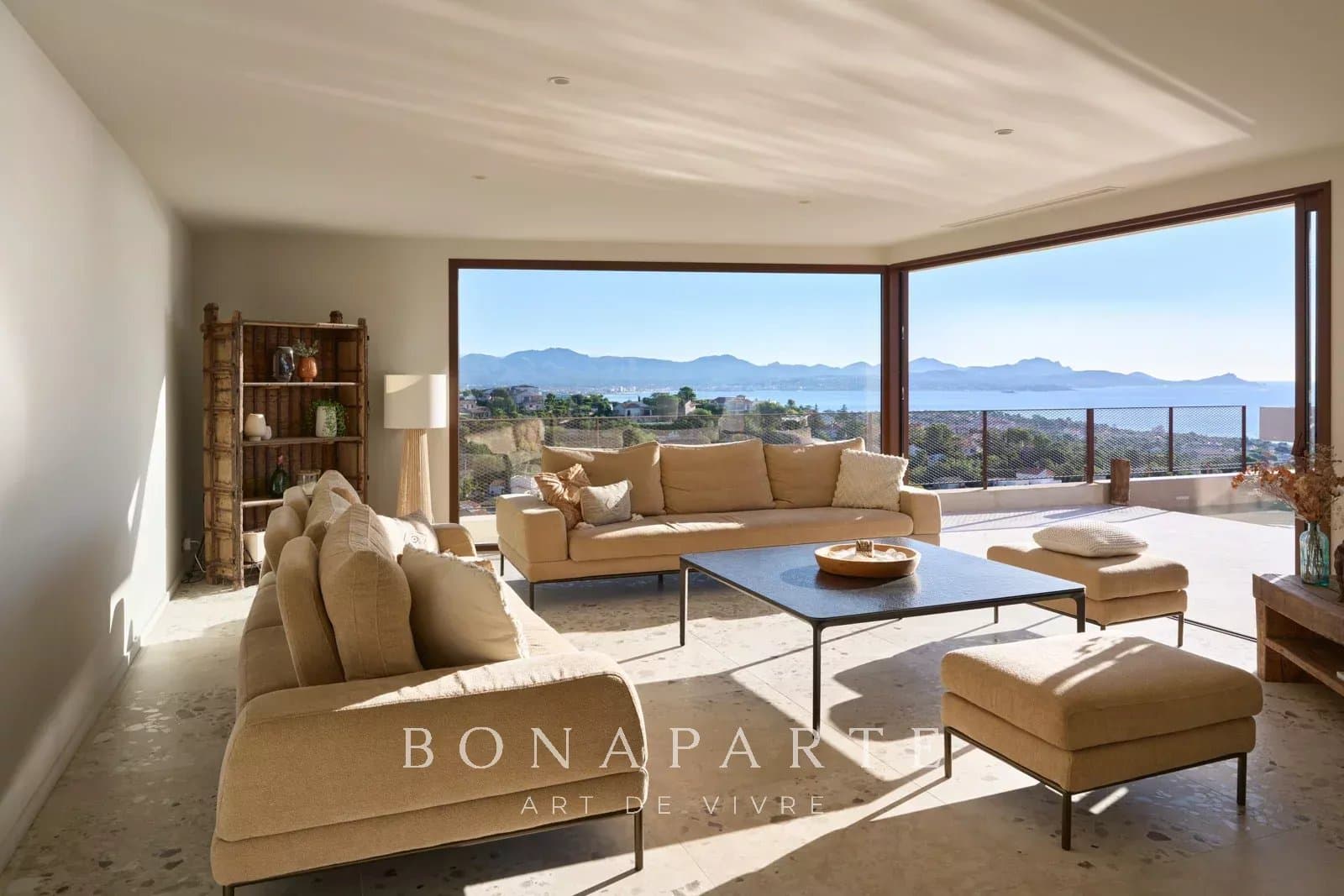 VILLA CONTEMPORAINE D’EXCEPTION – VUE PANORAMIQUE SUR LA MÉDITERRANÉE - Photo 10
