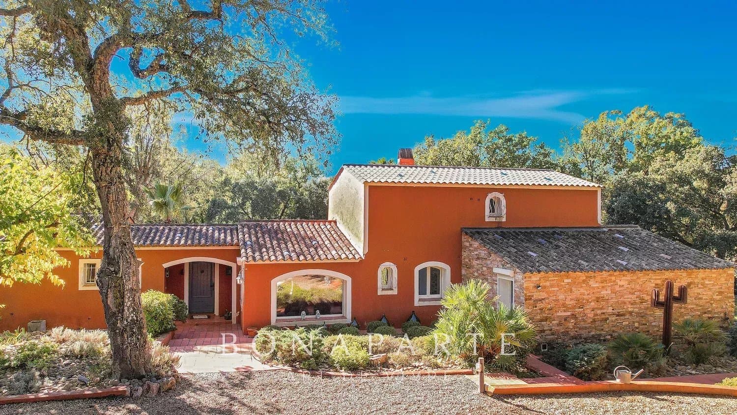 Véritable mas provençal au cœur d'une propriété de plus de 8000m²