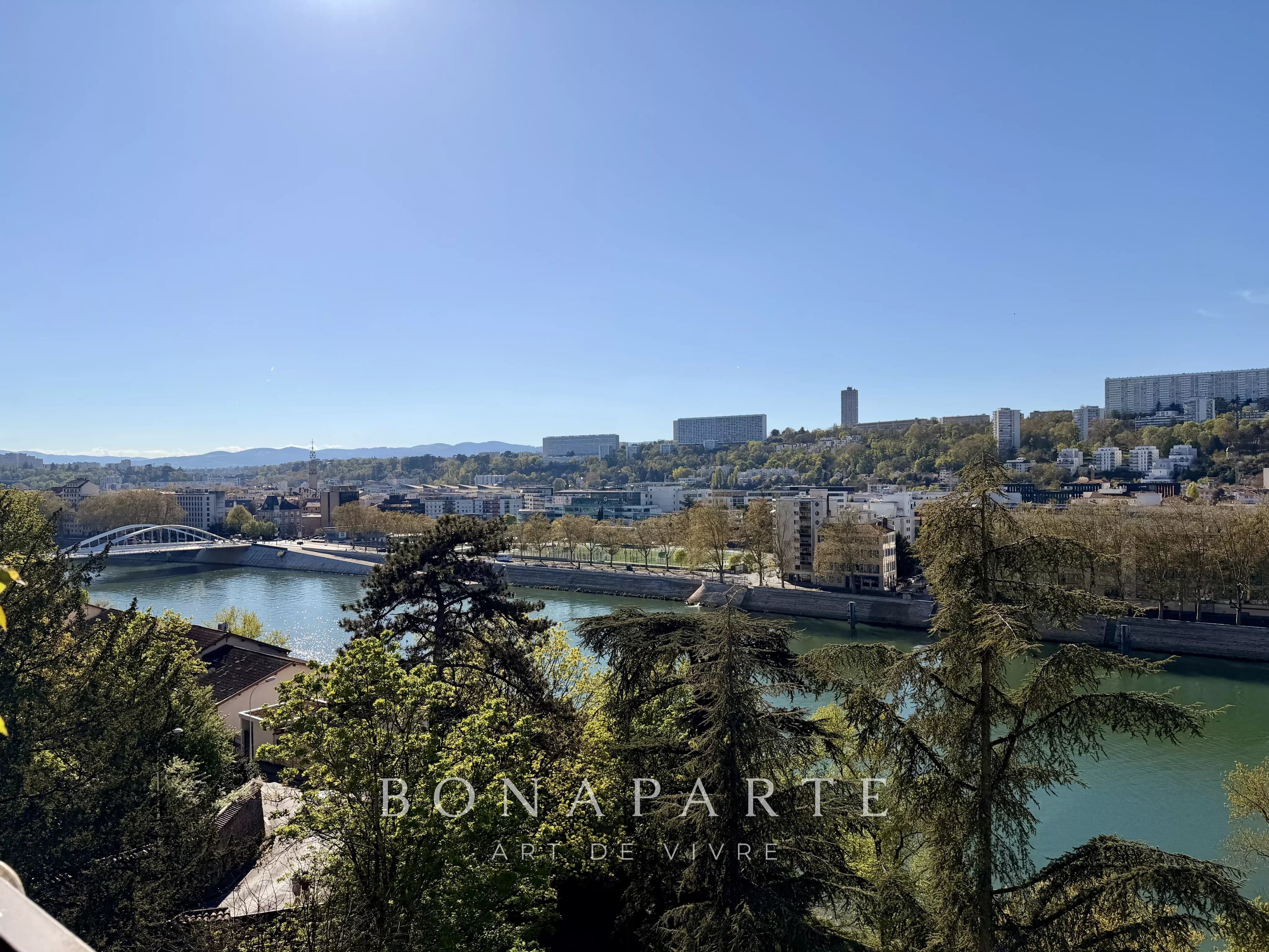 LYON 4 / QUAI JOSEPH GILLET - TOP FLOOR APARTMENT / 2 BEDROOMS - BREATHTAKING VIEW