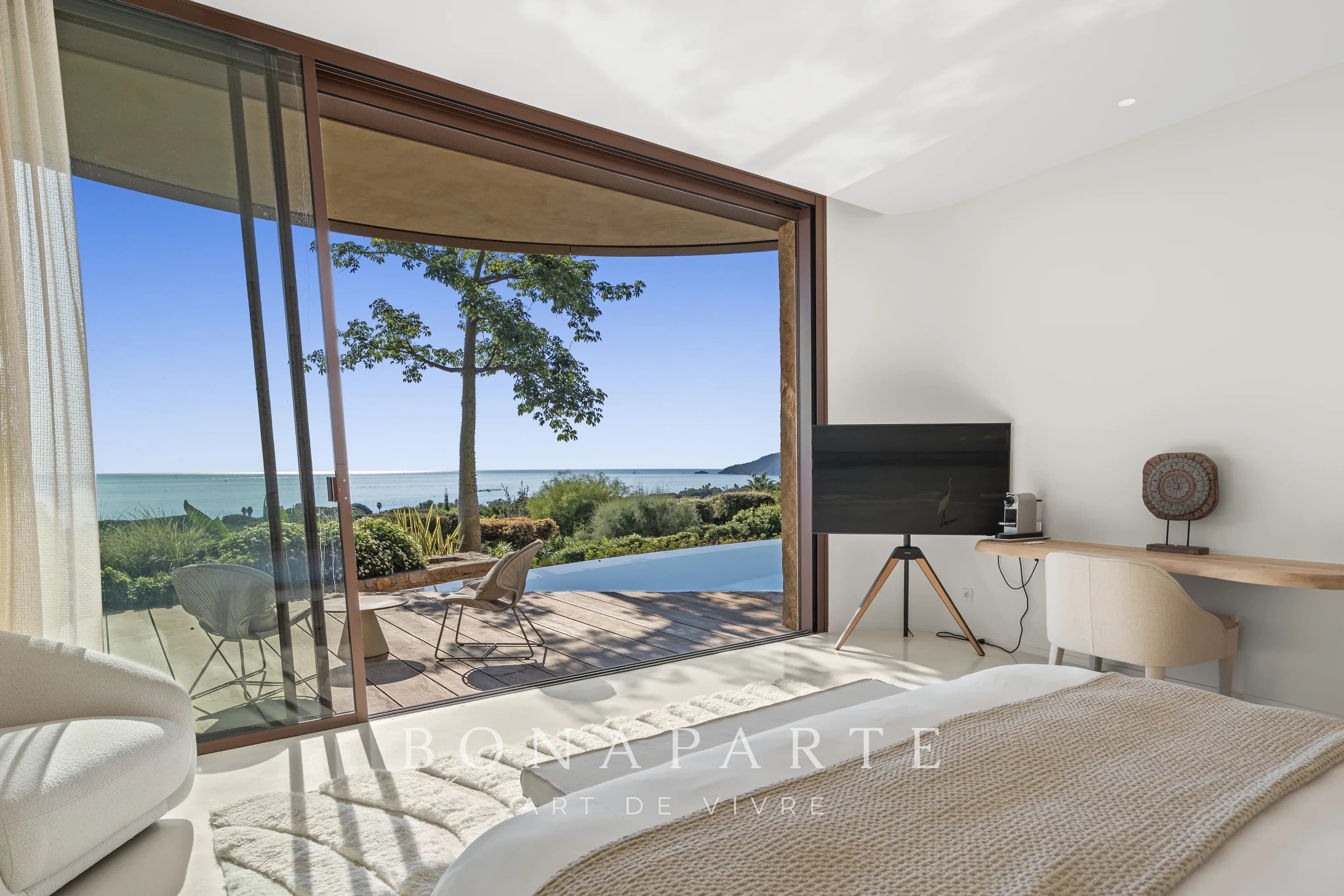RAMATUELLE – PLAGE DE PAMPELONNE: Villa contemporaine d’exception avec vue panoramique sur la Méditerranée - Photo 15