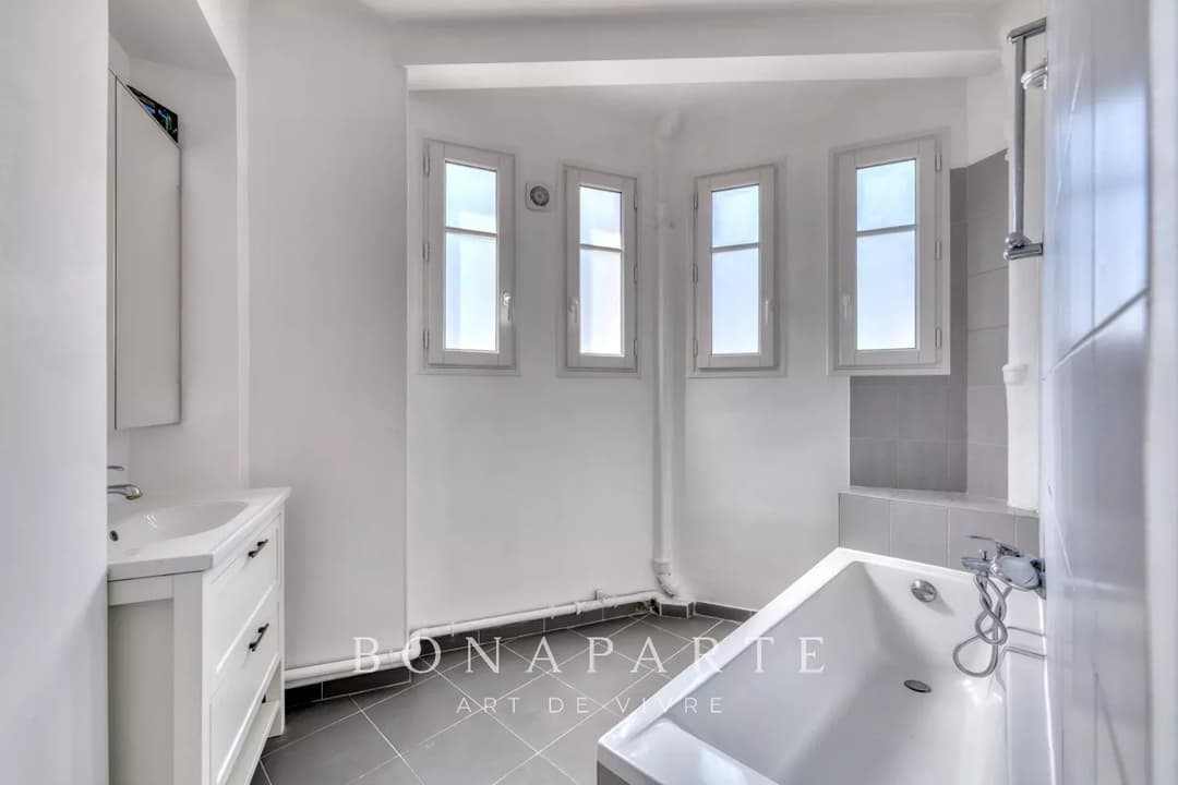 Deux/trois pièces entièrement rénové - Photo 10