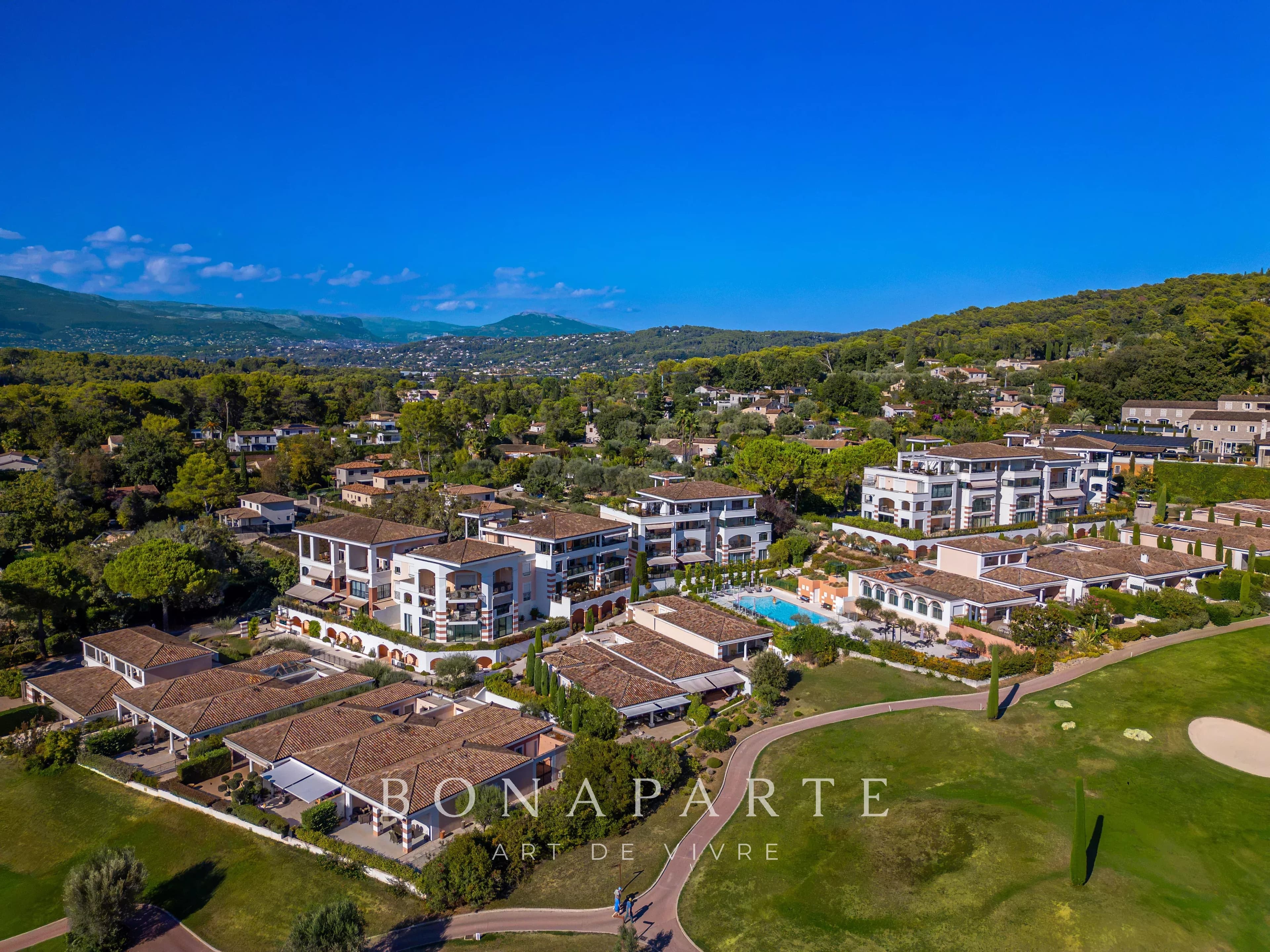 MOUGINS – ROYAL GOLF – ÉLÉGANTE VILLA RÉNOVÉE AVEC ACCÈS DIRECT AU GOLF - Photo 1