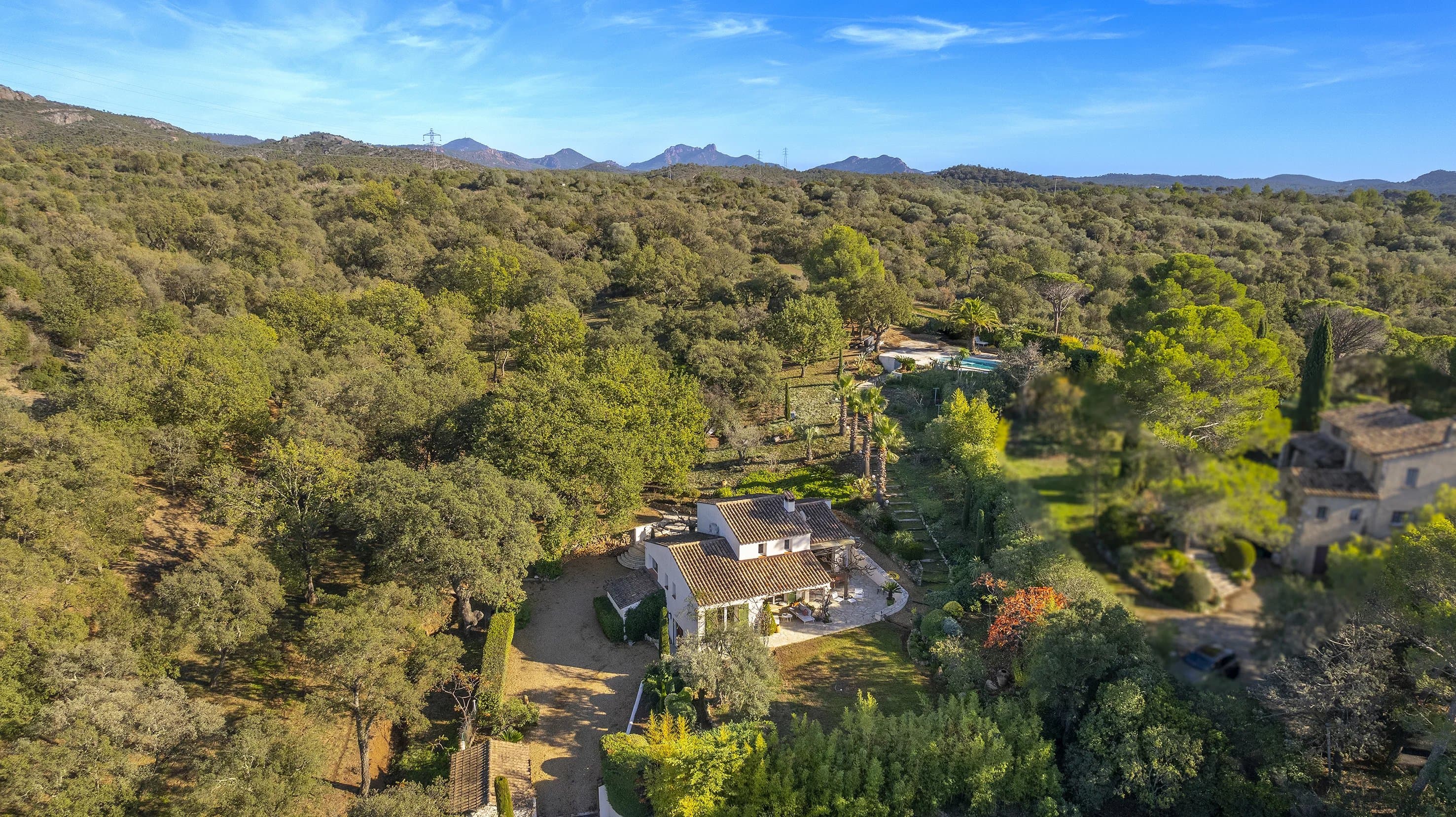 SUPERBE MAISON PROVENÇALE DE 155M² AVEC 4 CHAMBRES DONT UN T2 ATTENANT - Photo 4