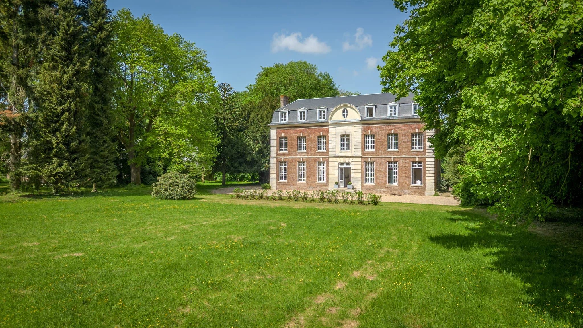 ROUGEMONTIERS - CHATEAU DU XVIIIe SIECLE ET SES ECURIES - Photo 1