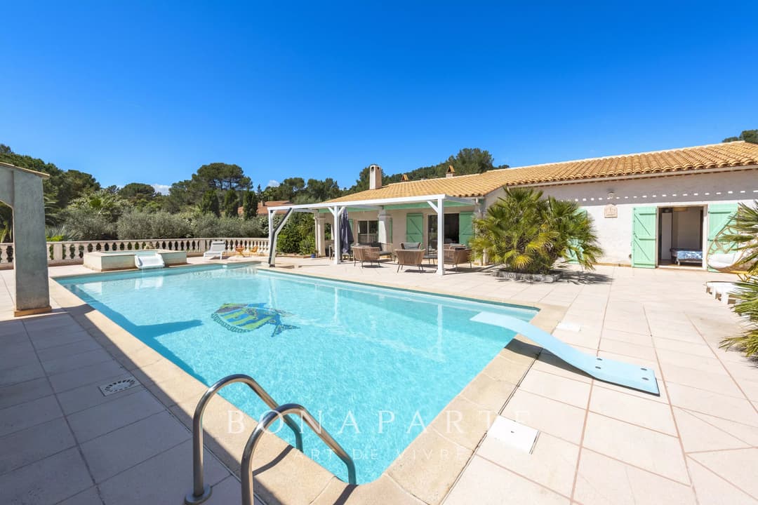 Superbe propriété de 257m² environ, située à Roquebrune sur Argens - Photo 2
