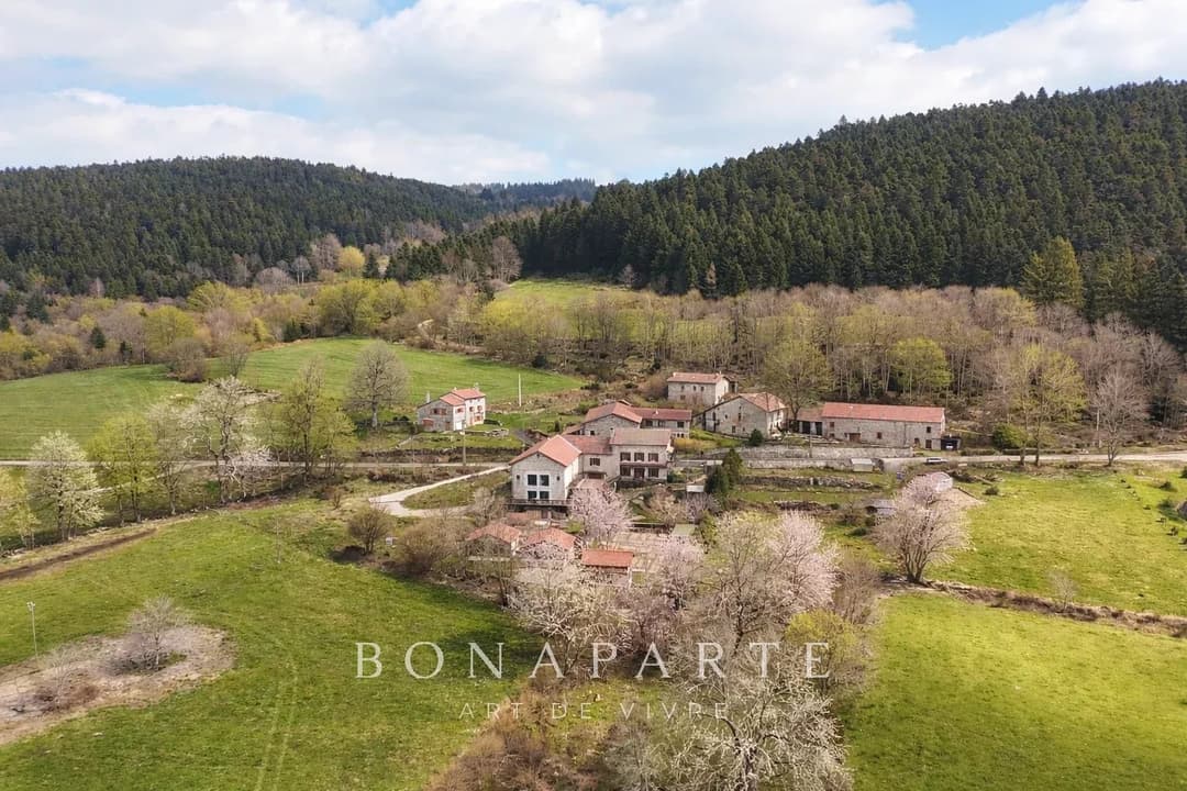 PROPRIÉTÉ DE CHARME AVEC ACTIVITÉ TOURISTIQUE AU CŒUR DU PILAT - Photo 2